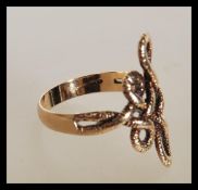 A 1970's hallmarked 9ct gold ring having a knot de