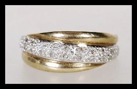 A 9ct gold ladies cross over ring having a central