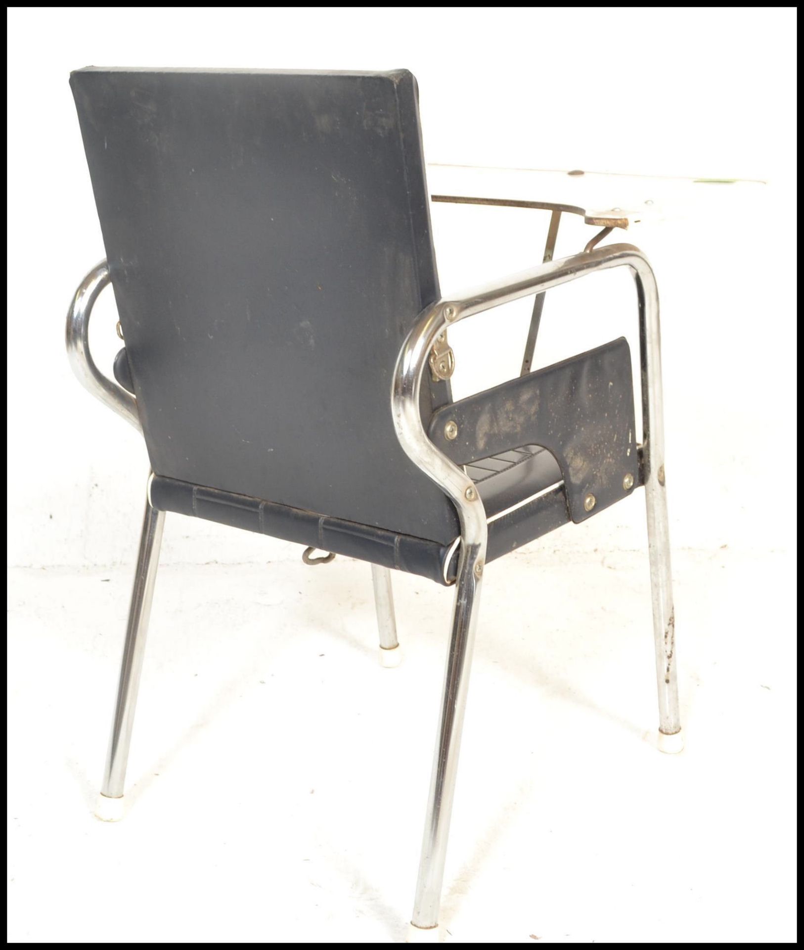 A vintage retro circa 1960's child's high chair, raised on chrome tubular base, vinyl upholstered - Bild 4 aus 6