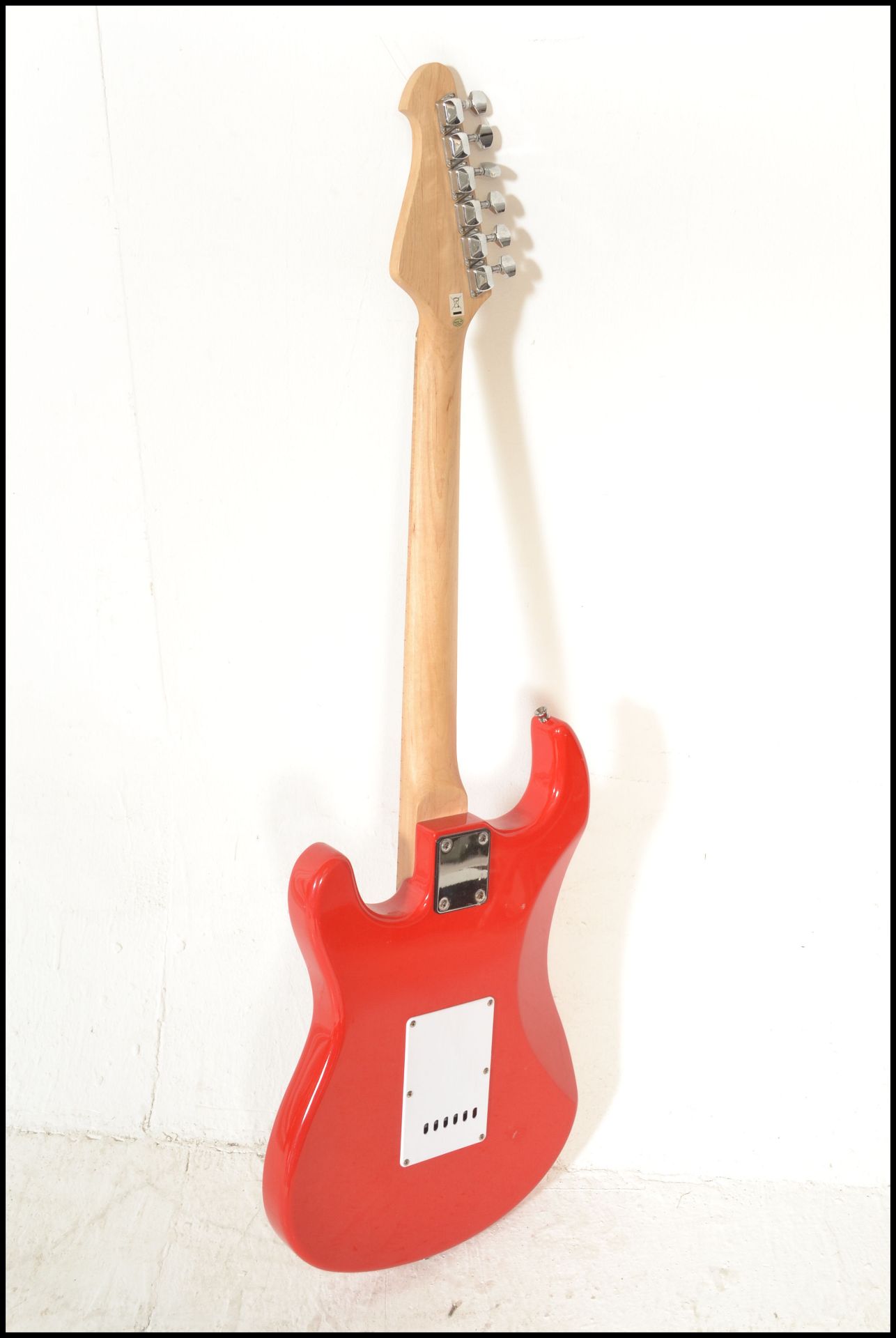 A vintage Rockburn electric six string guitar. The red body having white scratch guard with chrome - Bild 4 aus 4