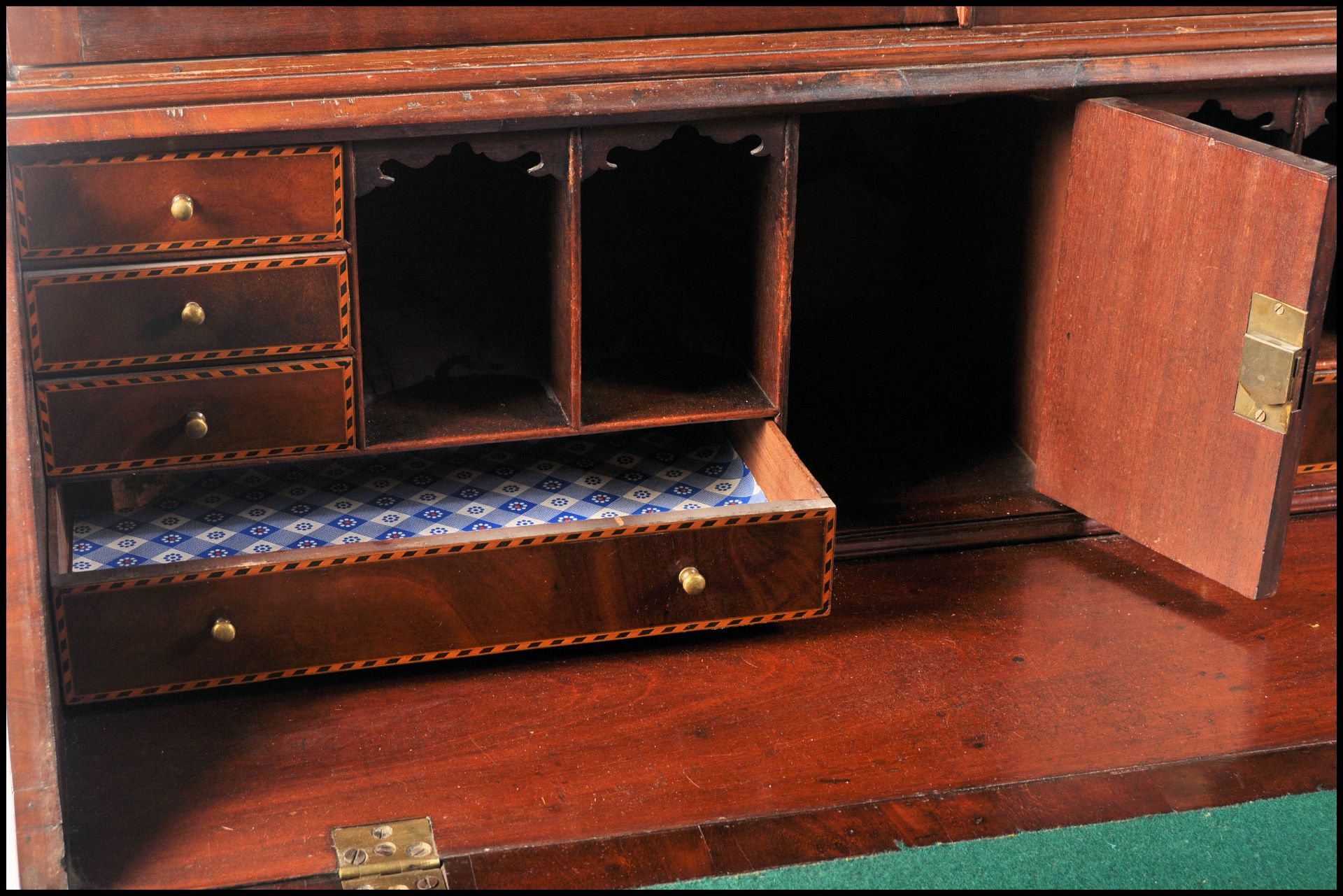 A GEORGE III 18TH CENTURY MAHOGANY INLAID BUREAU B - Image 7 of 8