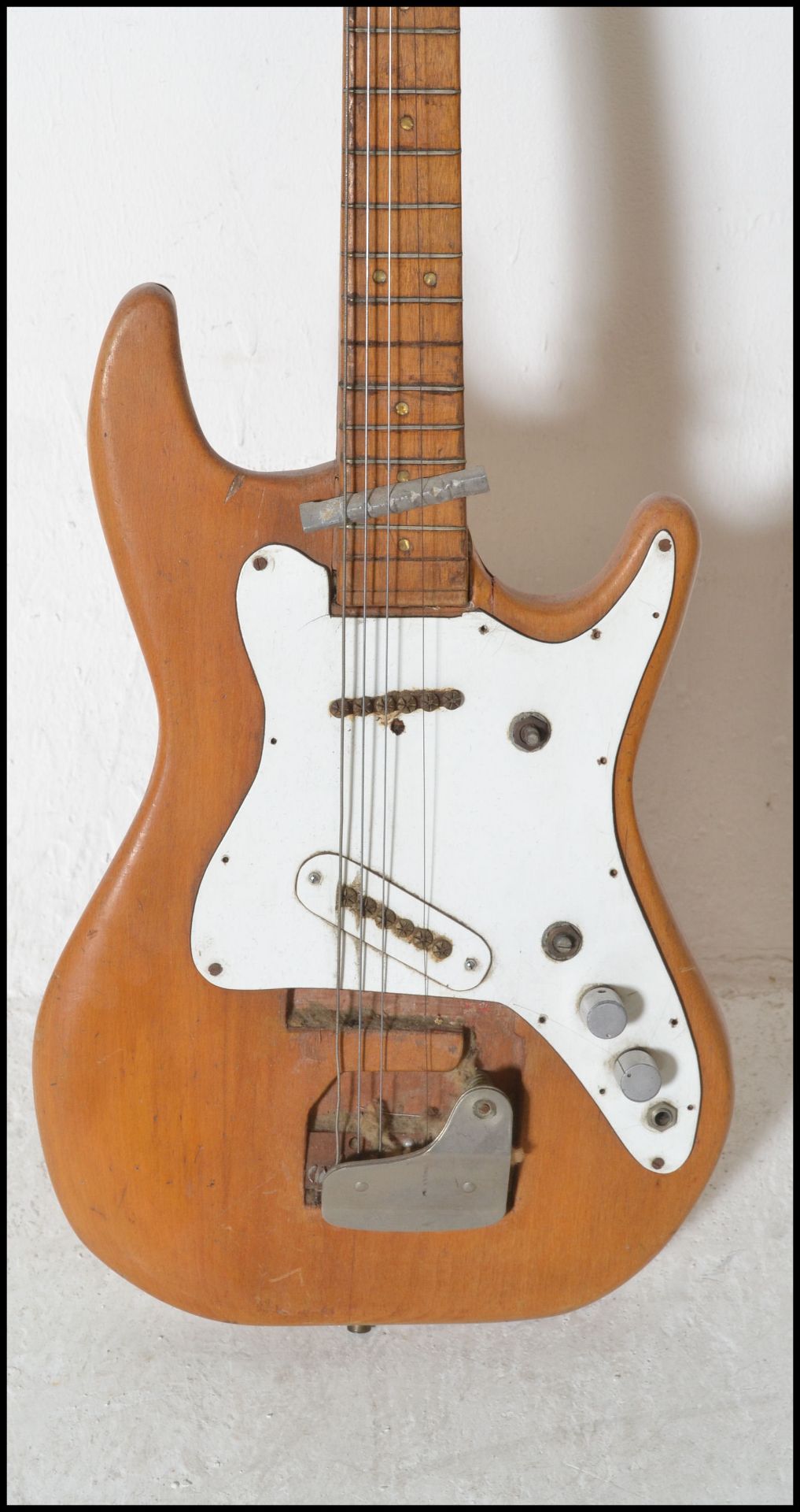 A mid 20th Century 1950's homemade six string electric guitar, having white scratch plate and oak - Bild 2 aus 4