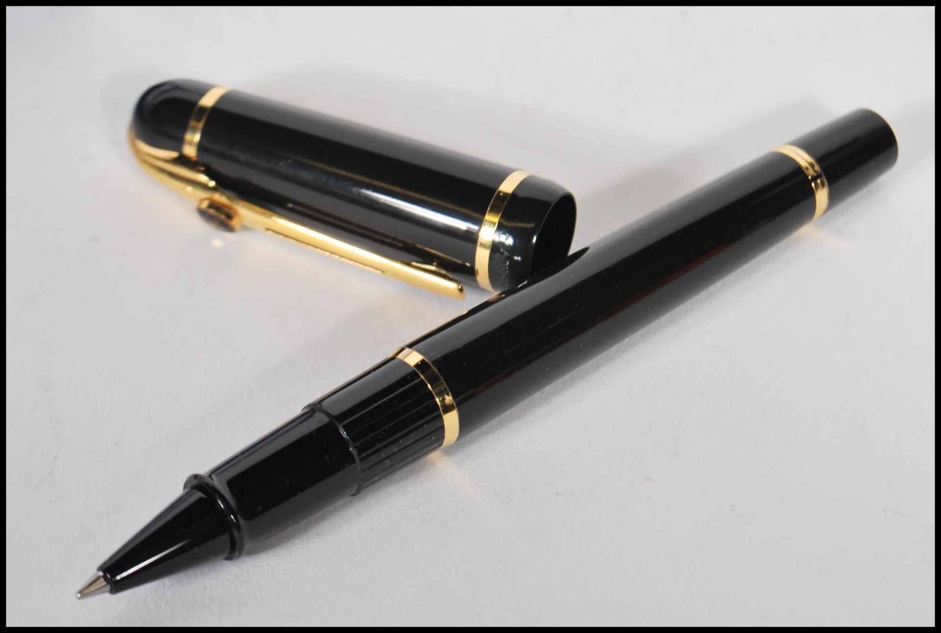 A cased Waterman ballpoint pen, the lidded pen having a black finish with gilt metal detailing in - Bild 2 aus 7