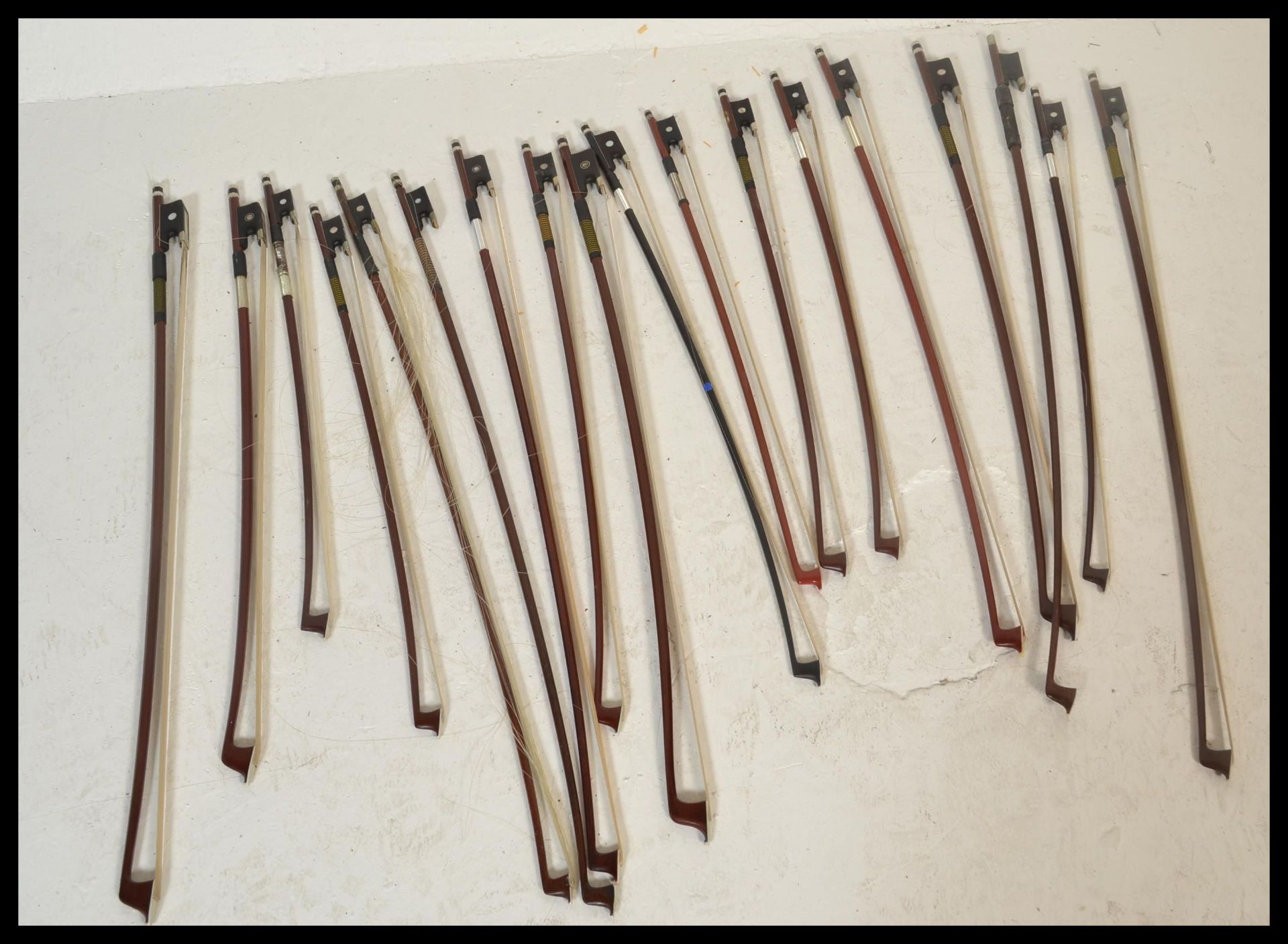 A collection of 20th Century violin bows, most bow - Bild 5 aus 5