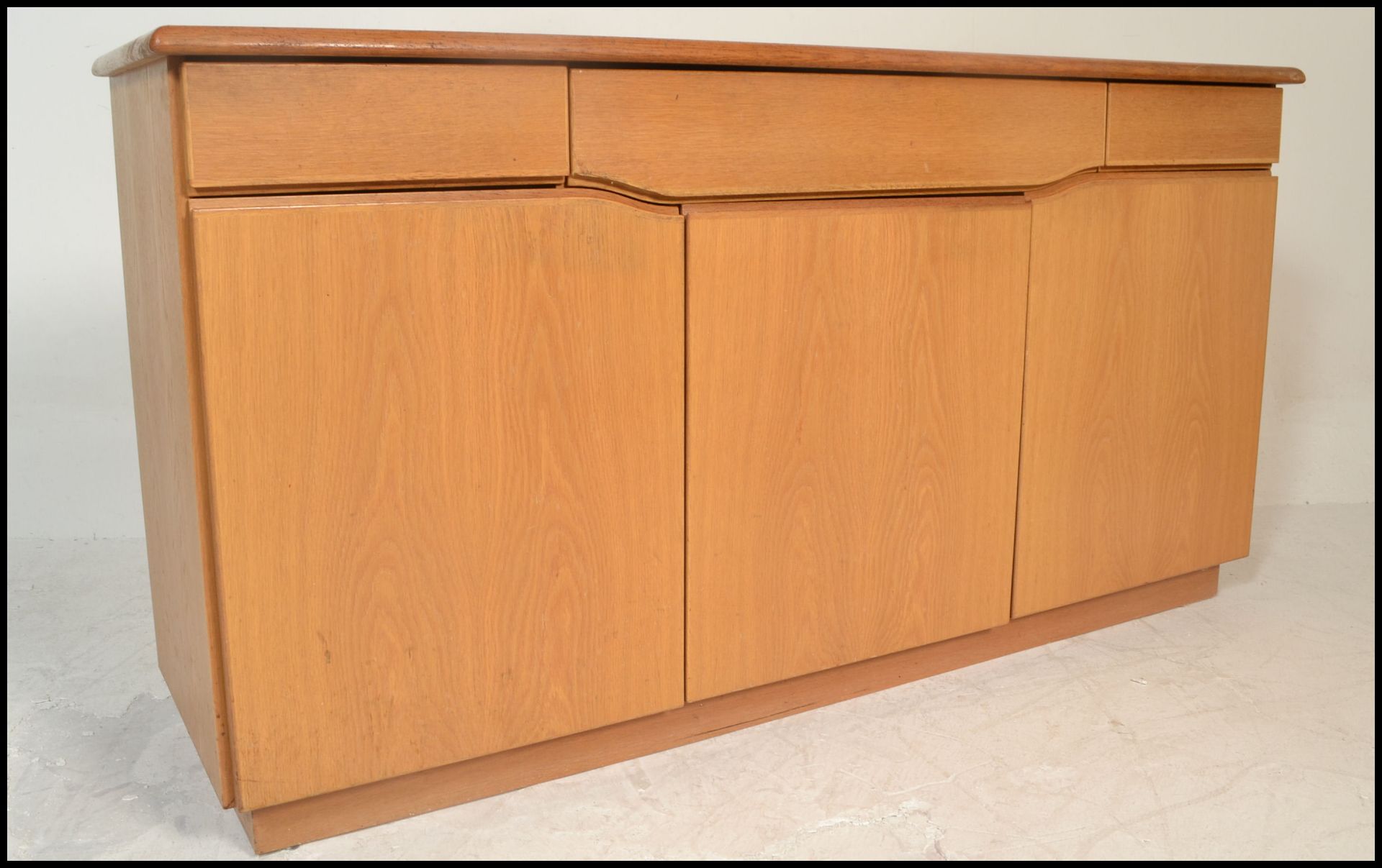 A Skovby 20th century light oak sideboard having a wide body with a series of blind fronted - Bild 5 aus 9