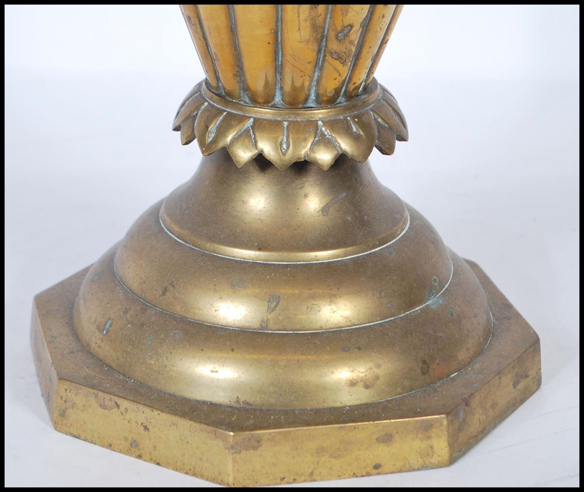 A matching pair of 20th Century brass corinthian column lamps of typical form raised on stepped - Bild 5 aus 8