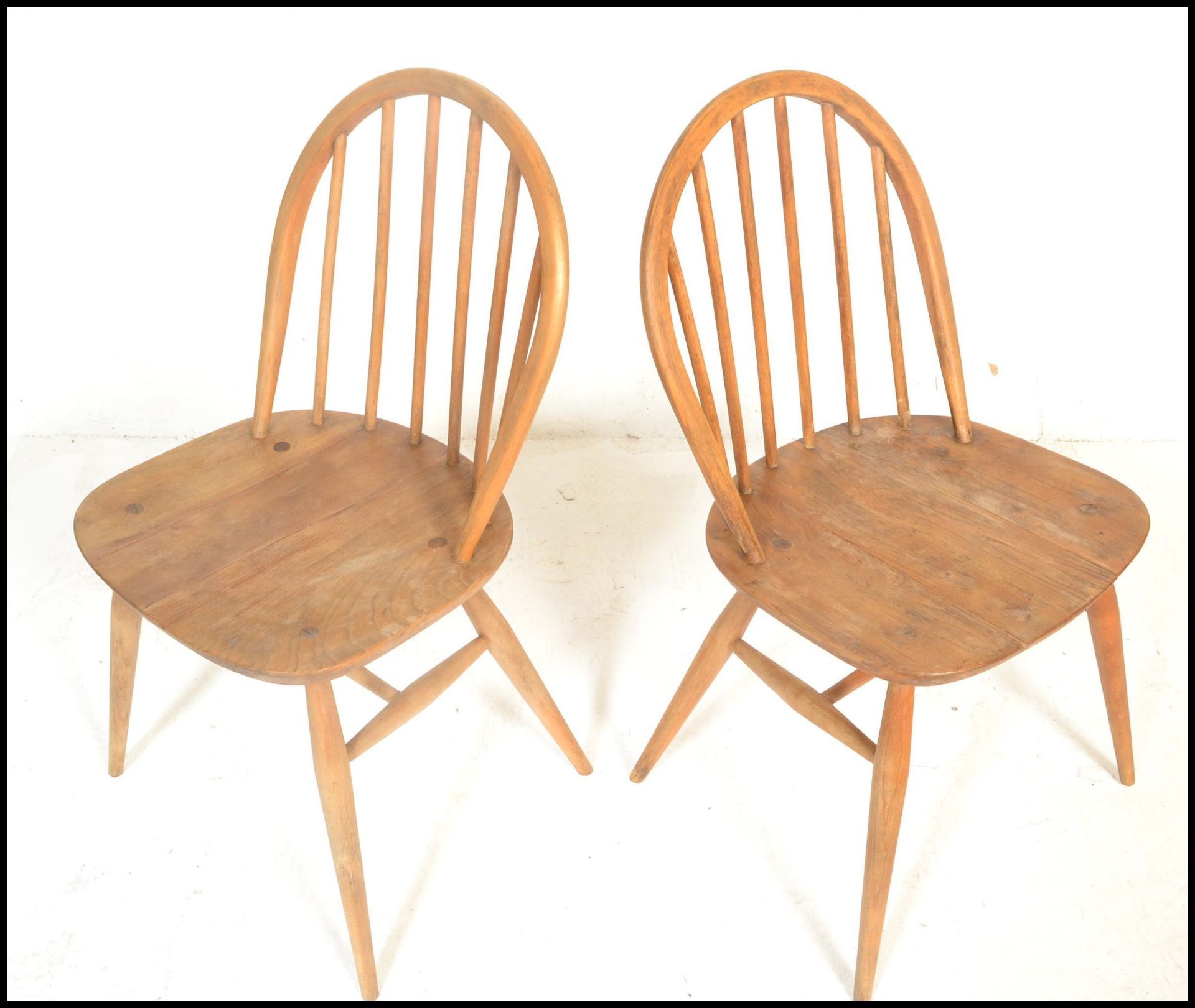 A set of four mid 20th century Ercol Windsor Quaker style hoop-back dining chairs in light elm and - Bild 4 aus 6