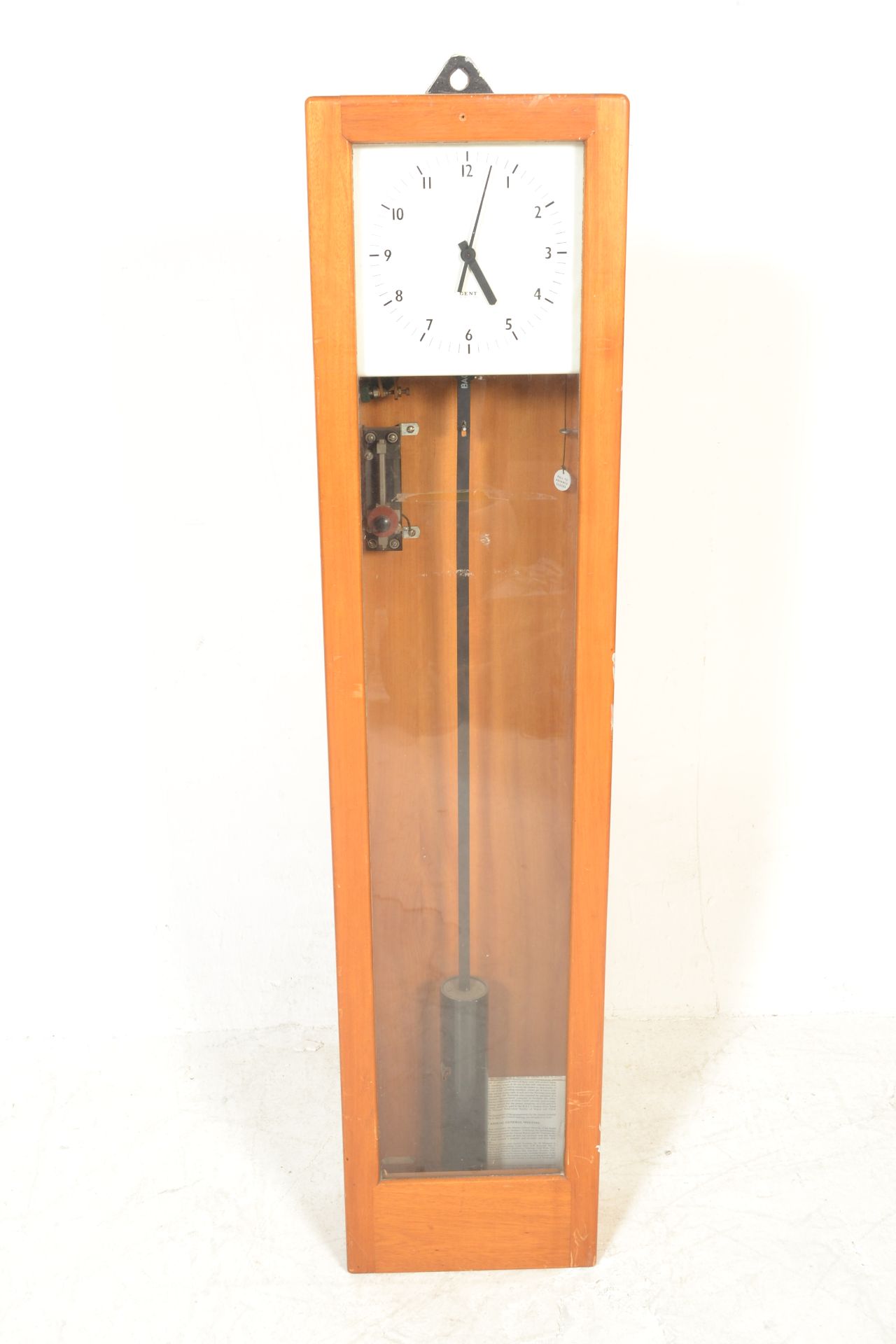 A vintage factory 'pul-syn-thetic' slave clock impulse pendulum wall clock of rectangular form - Bild 2 aus 4