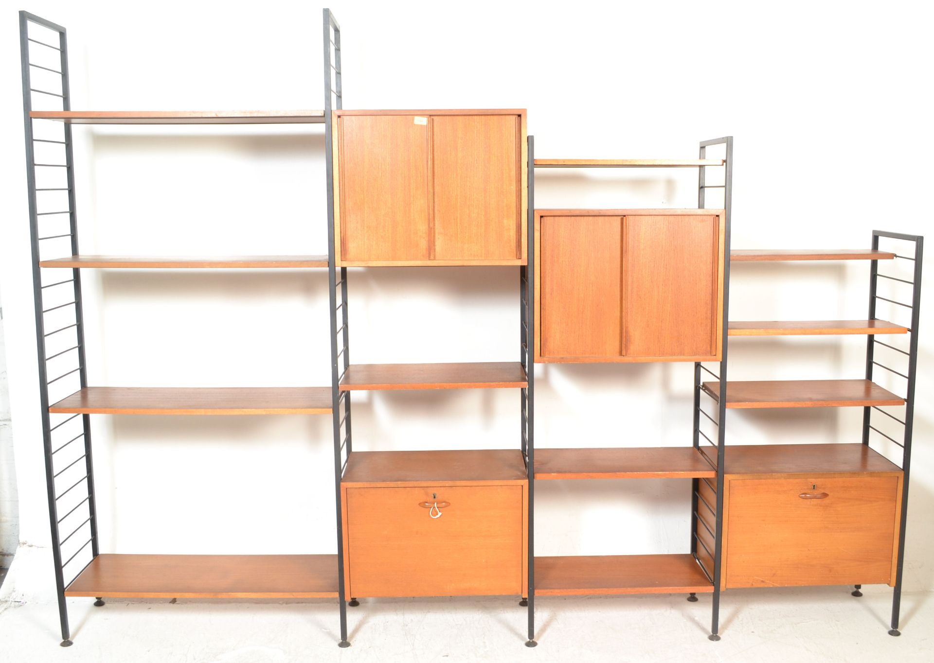 Staples - Ladderax - A 1970's retro vintage teak wood four bay modular wall shelving unit / room - Bild 2 aus 9
