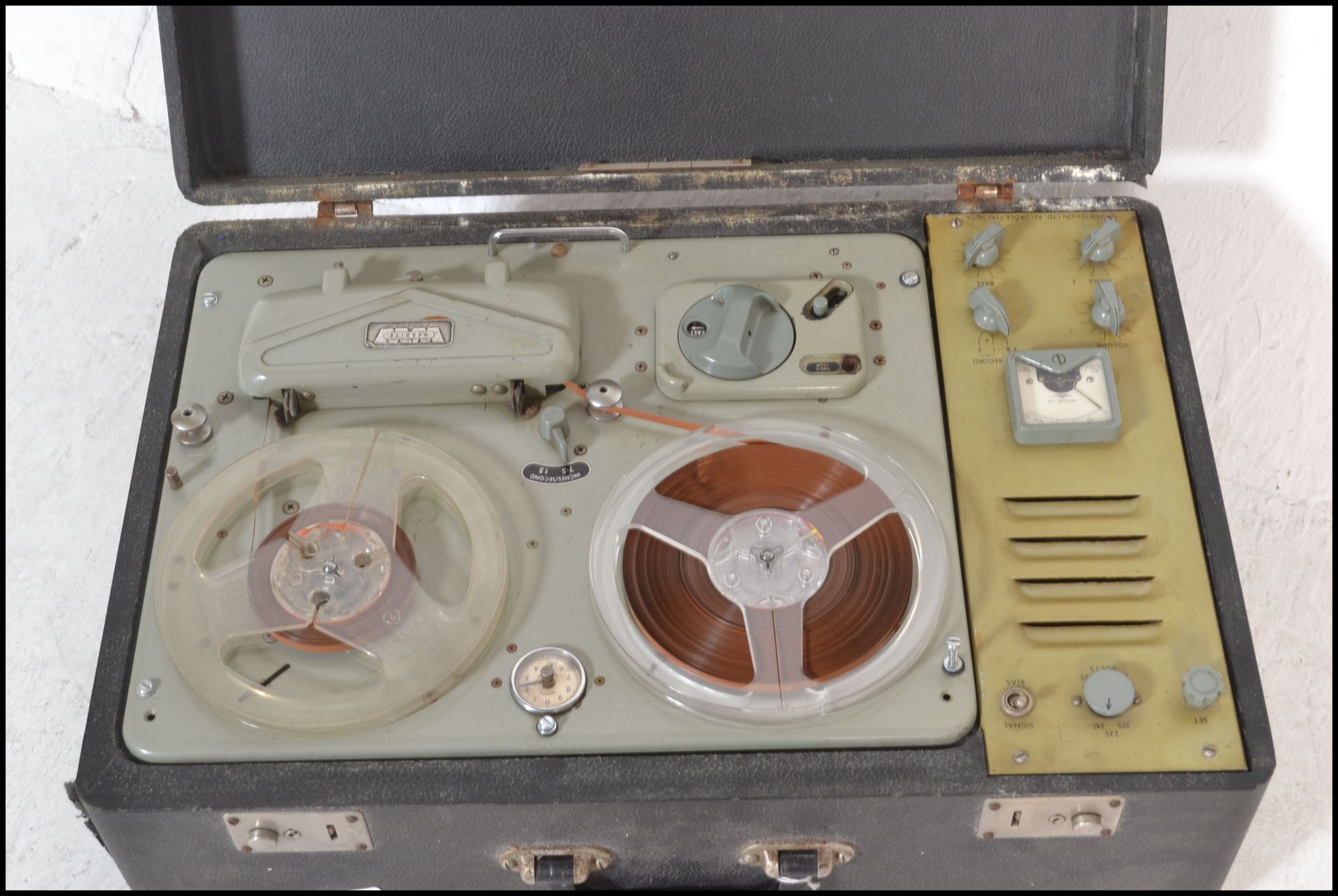 A vintage mid 290th Century Vortexion Type WVA Ferrograph Wearite  valve reel to reel tape recorder, - Bild 2 aus 5