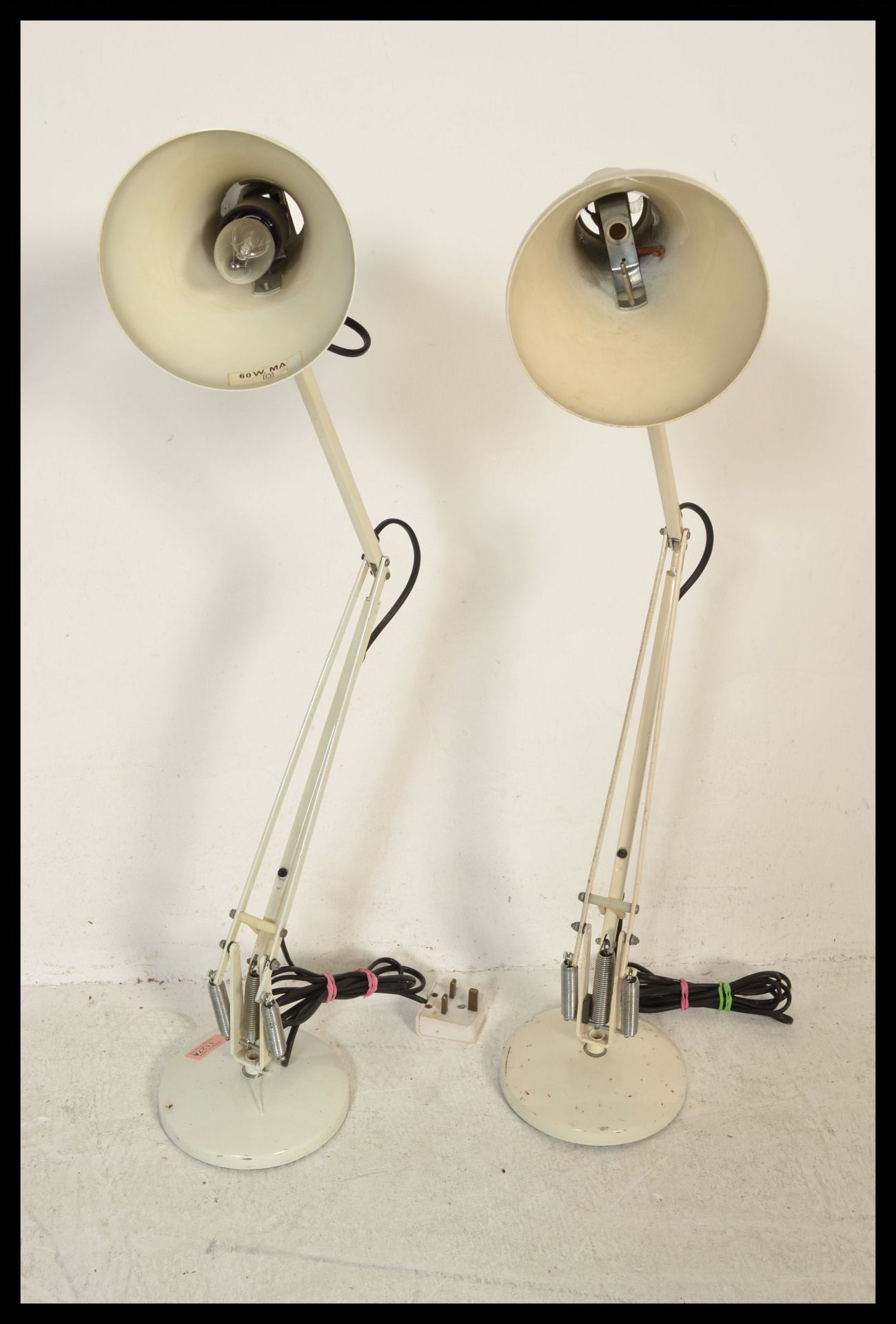 Two vintage retro Herbert Terry 20th Century anglepoise table desk lamps raised on circular bases - Bild 2 aus 3