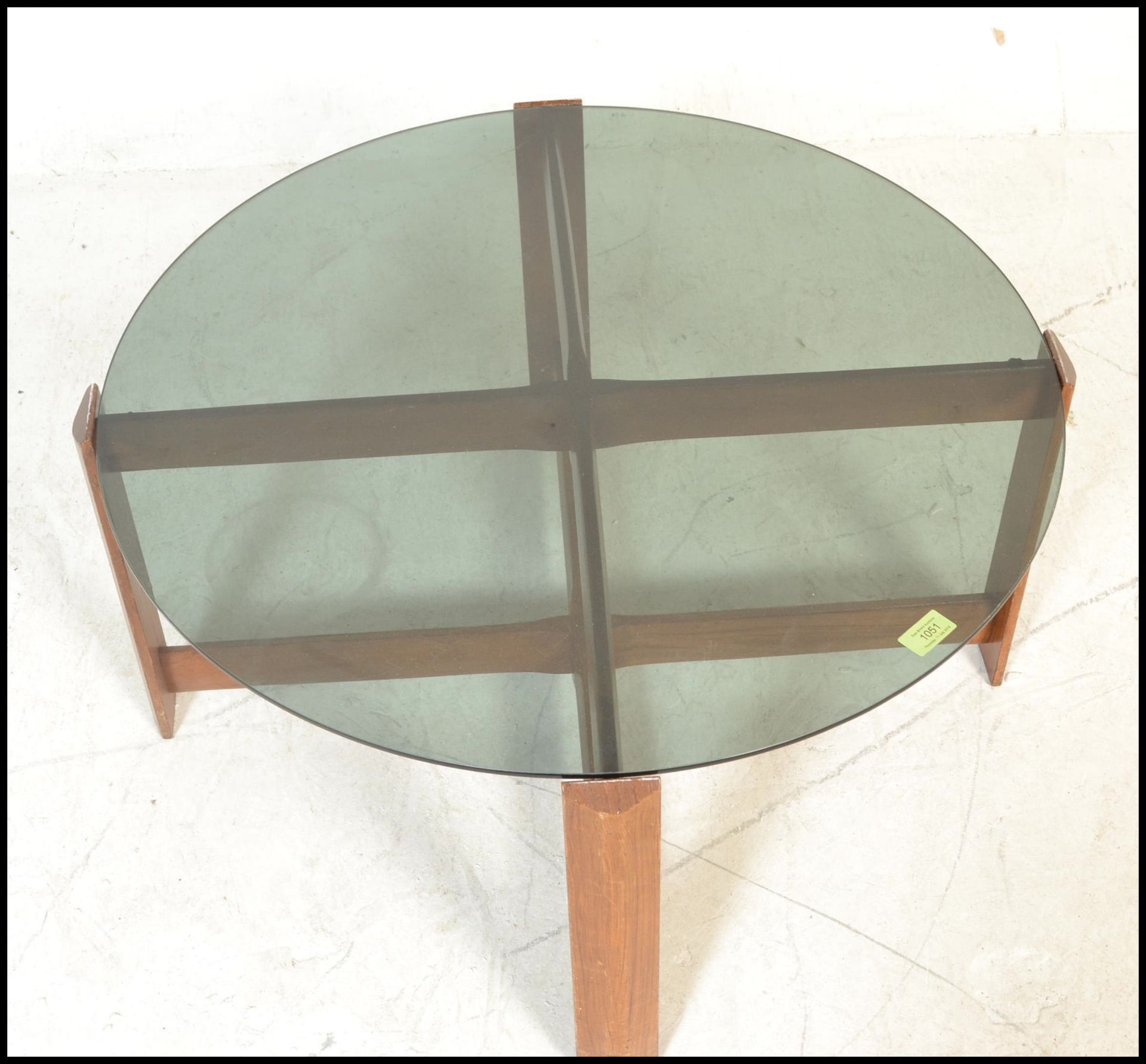A mid century retro teak wood and smoked glass circular coffee - occasional table. Raised on - Bild 6 aus 6