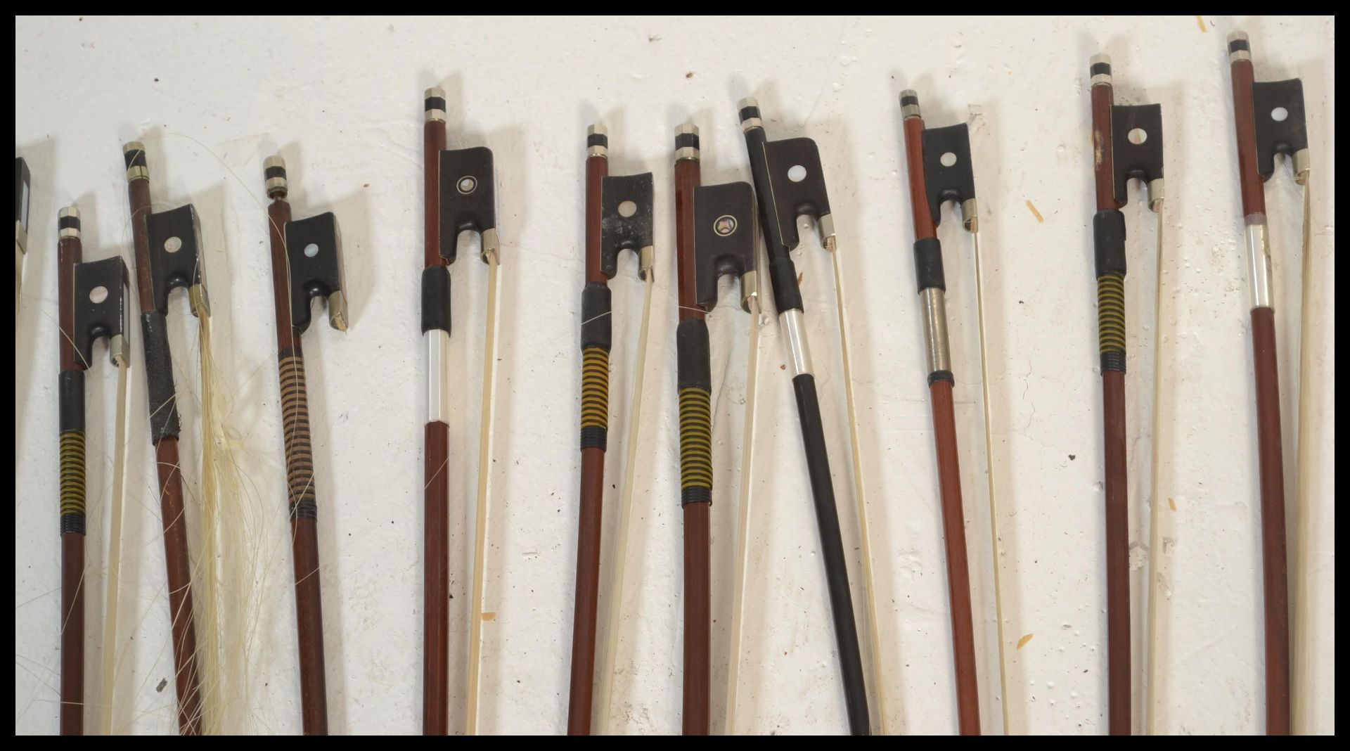 A collection of 20th Century violin bows, most bow - Bild 3 aus 5