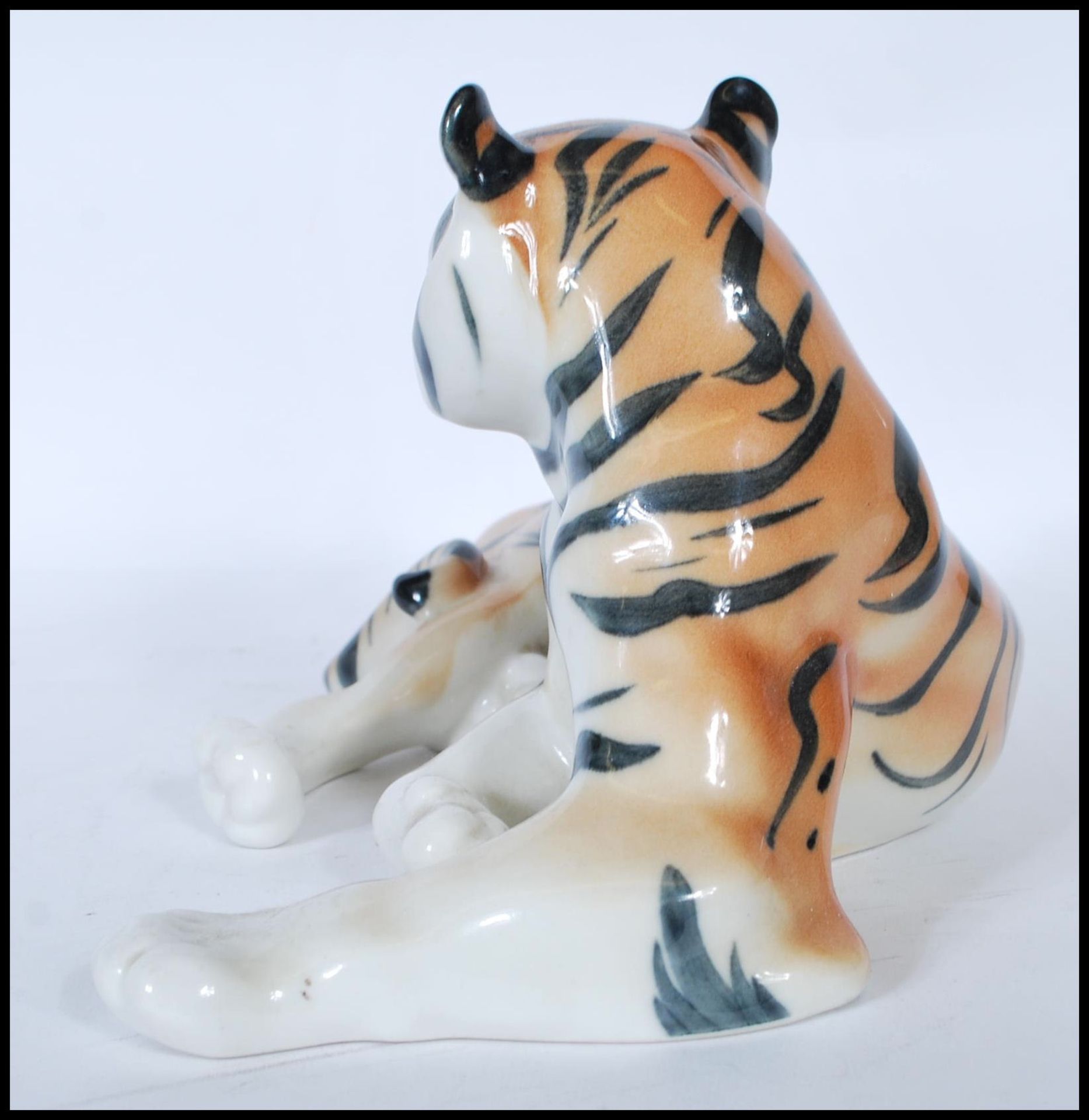 A large  20th century porcelain USSR / Russian porcelain figurine of a recumbent tiger being stamped - Bild 4 aus 7