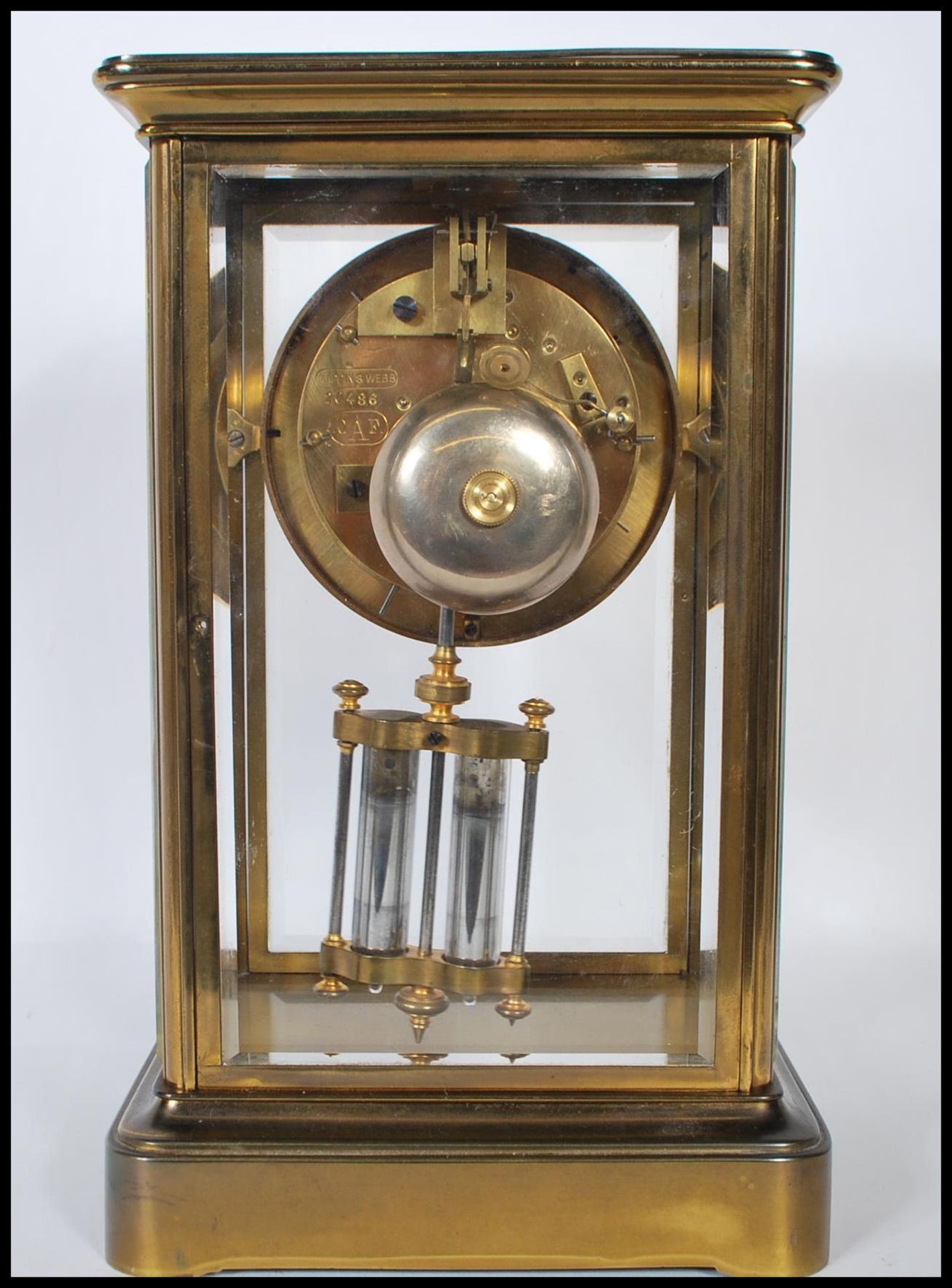 An early 20th Century Mappin &  Webb gilt brass bevelled glass panelled mantel clock having a - Bild 3 aus 6