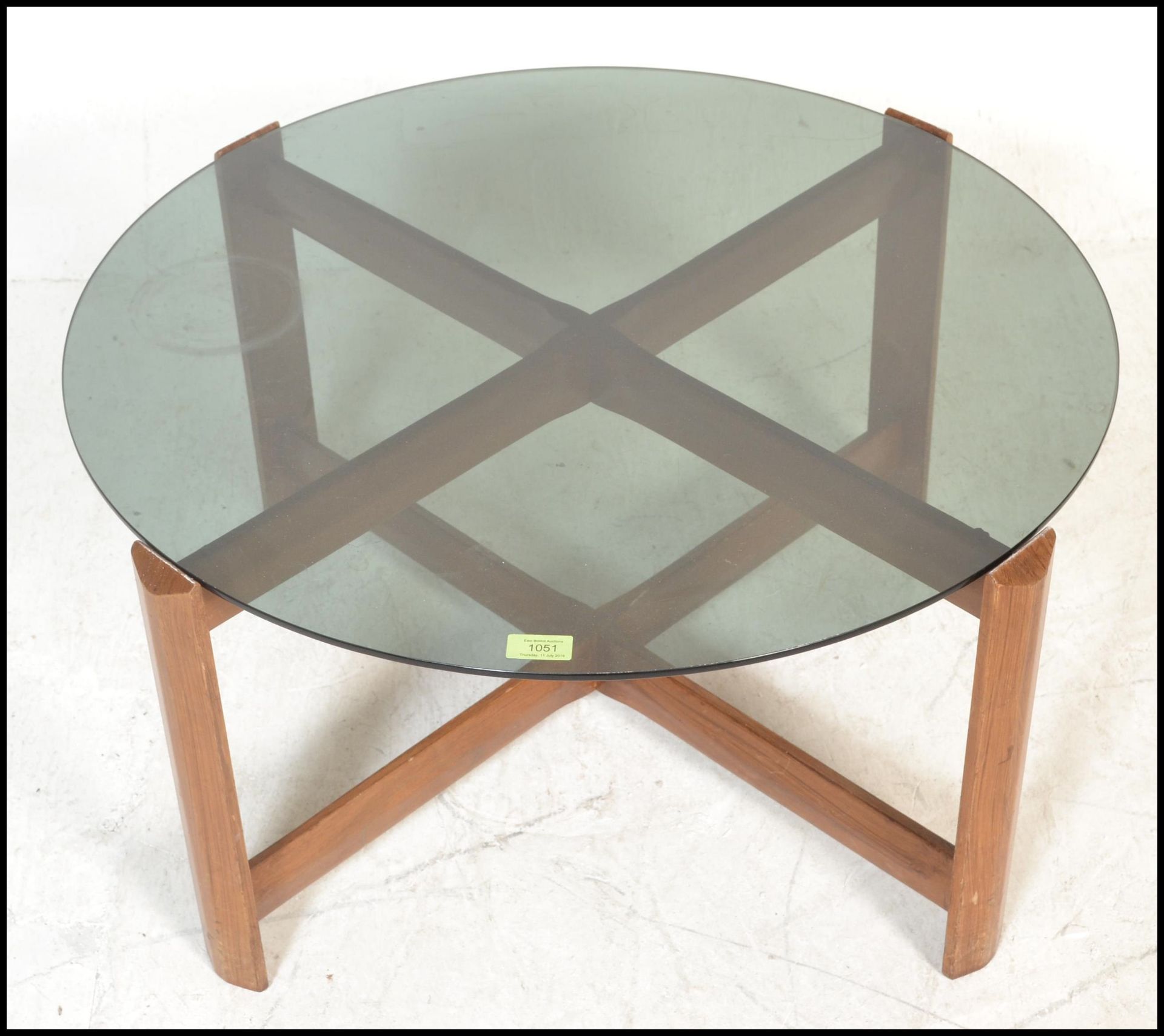 A mid century retro teak wood and smoked glass circular coffee - occasional table. Raised on - Bild 4 aus 6