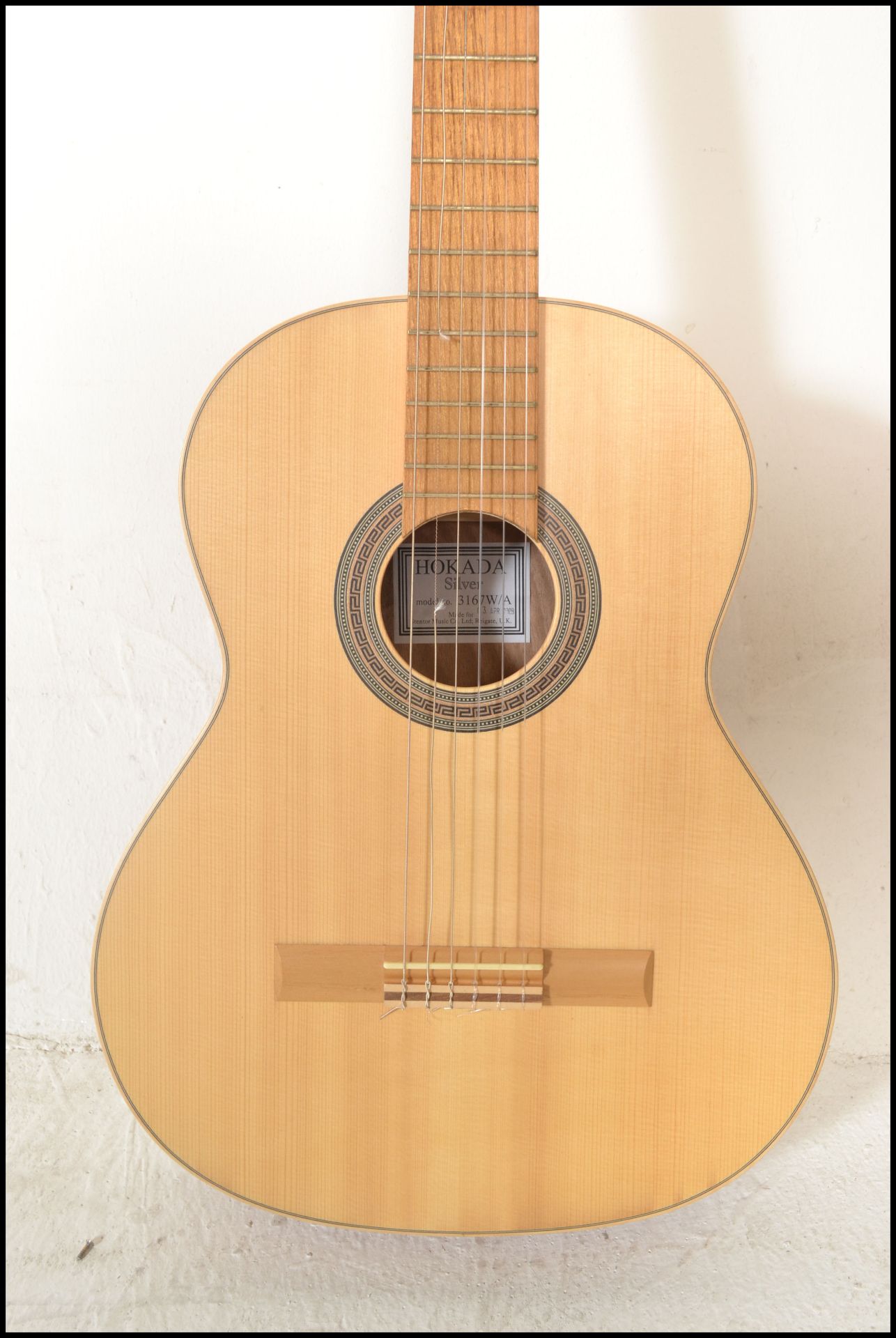 Hokada- An acoustic six string guitar having solid spruce top laminated back & sides to the shaped - Bild 2 aus 5