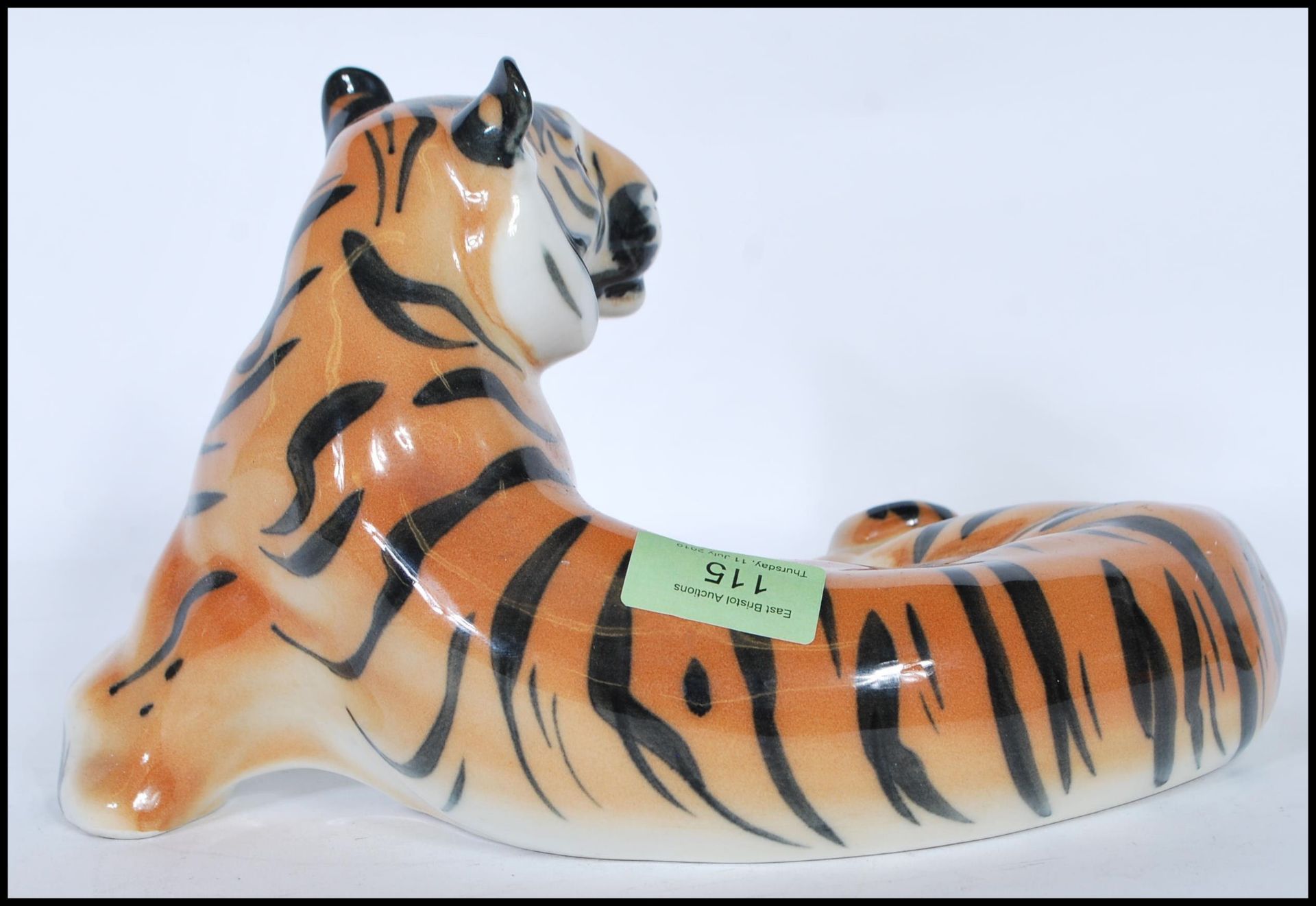 A large  20th century porcelain USSR / Russian porcelain figurine of a recumbent tiger being stamped - Bild 3 aus 7