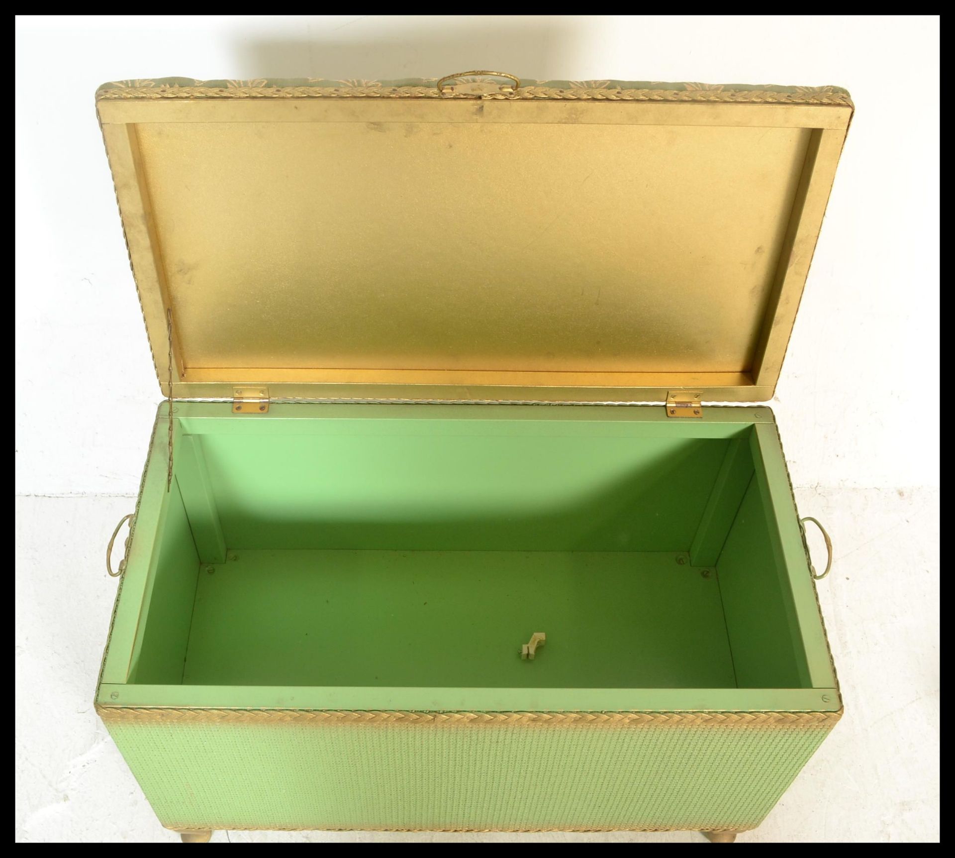 A vintage 20th Century Lloyd Loom Lusty style Ottoman blanket box chest, in the original colourway - Bild 5 aus 7