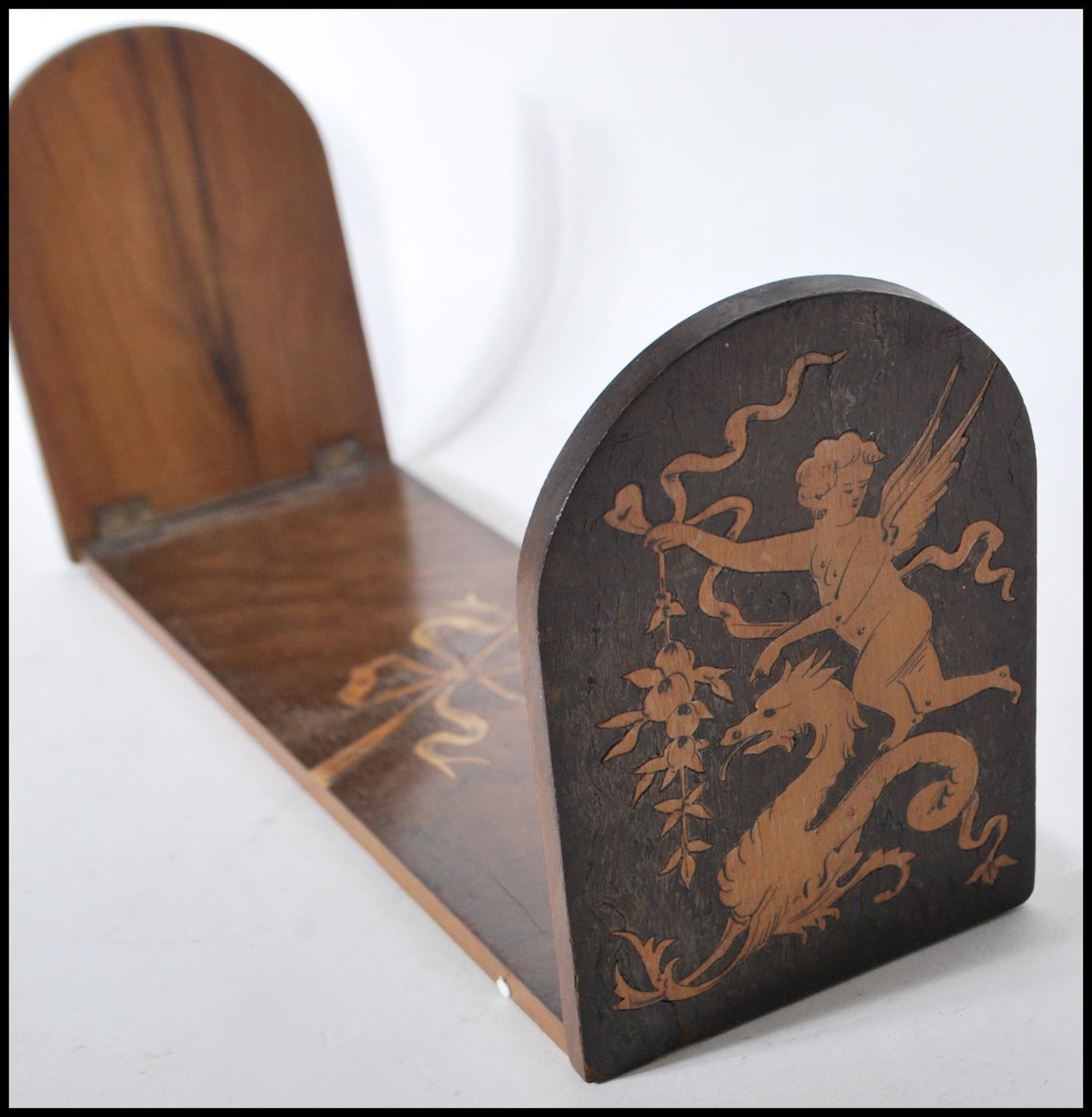A Sorrento marquetry book slide / stand having two curved folding leaves with inlaid cherub and - Bild 4 aus 6