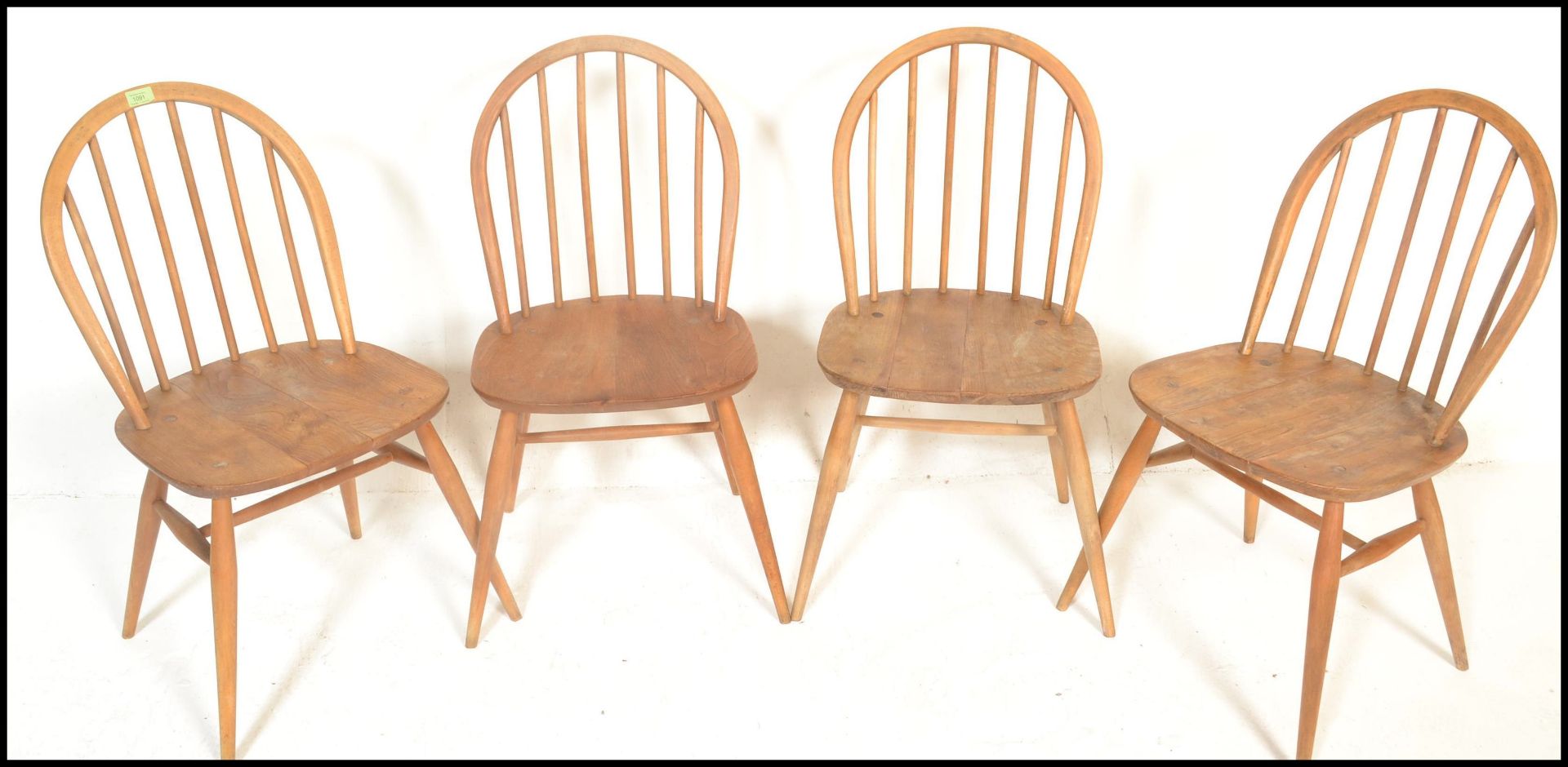 A set of four mid 20th century Ercol Windsor Quaker style hoop-back dining chairs in light elm and - Bild 2 aus 6