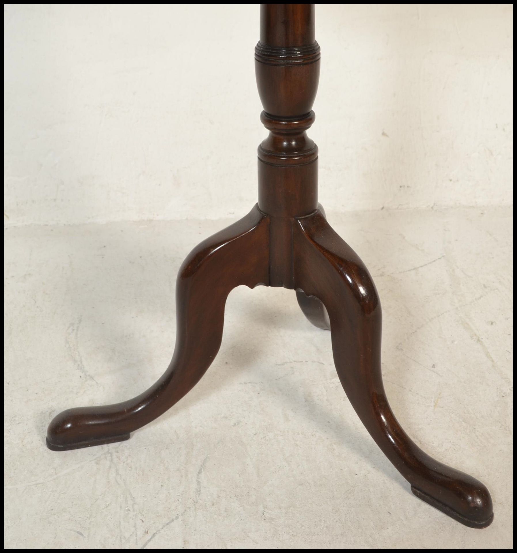 A 19th century mahogany wine table of good proportions. The tripod base with scrolled legs and - Bild 4 aus 4