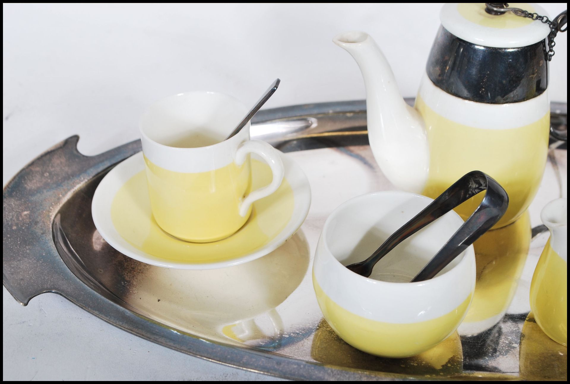 A early 20th Century childs tea service by George Jones, being two tone yellow and white in colour - Bild 3 aus 6