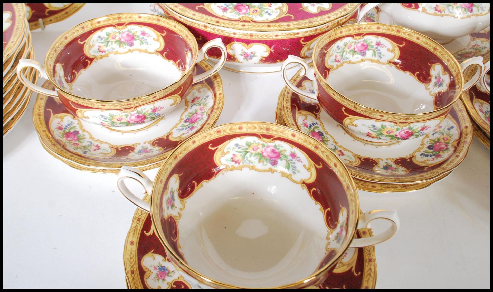 A Royal Albert bone China part dinner service in the Lady Hamilton pattern, comprising soup bowls, - Bild 9 aus 11