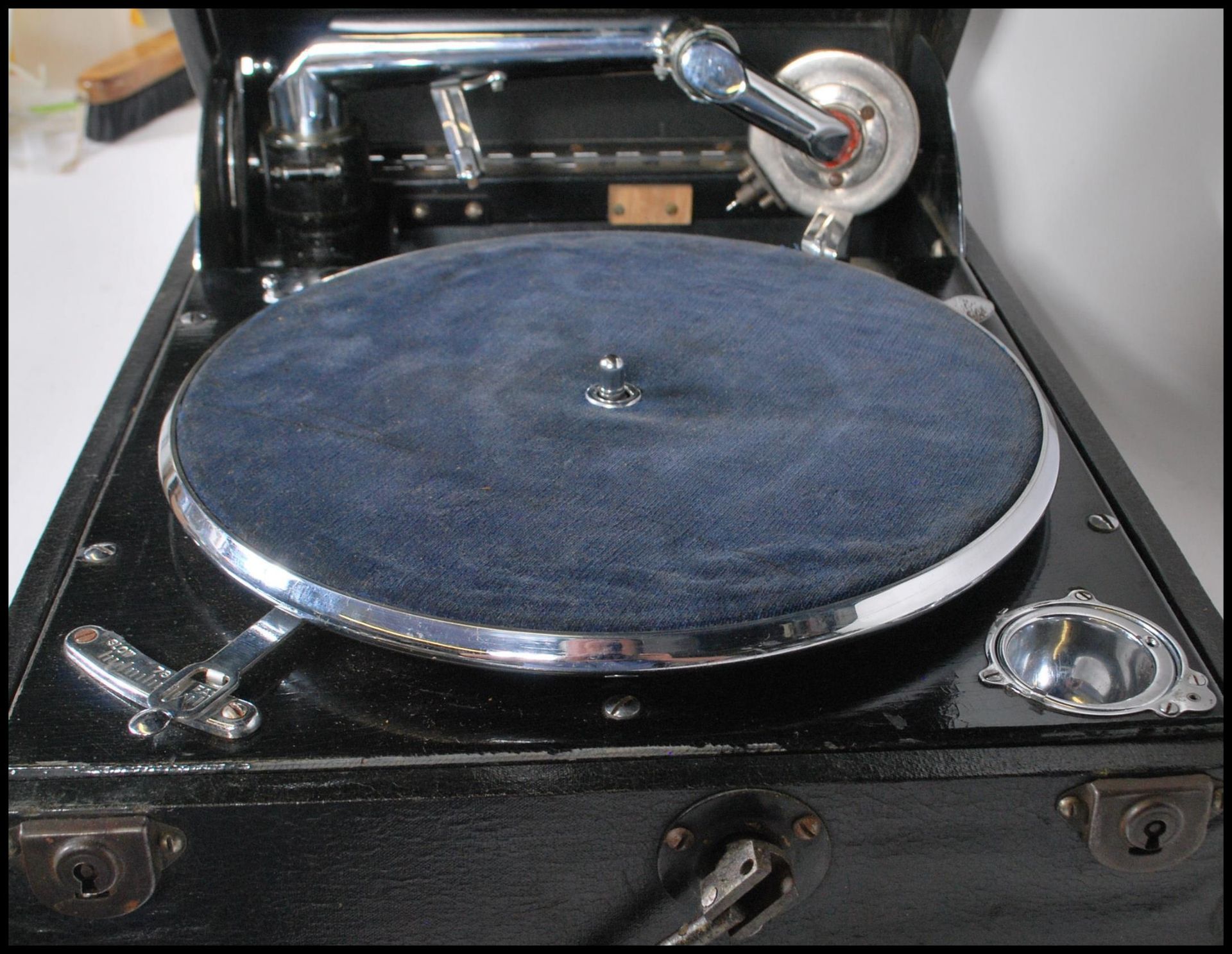 An early 20th century  Columbia portable gramophone complete in the original carry case with black - Bild 2 aus 7