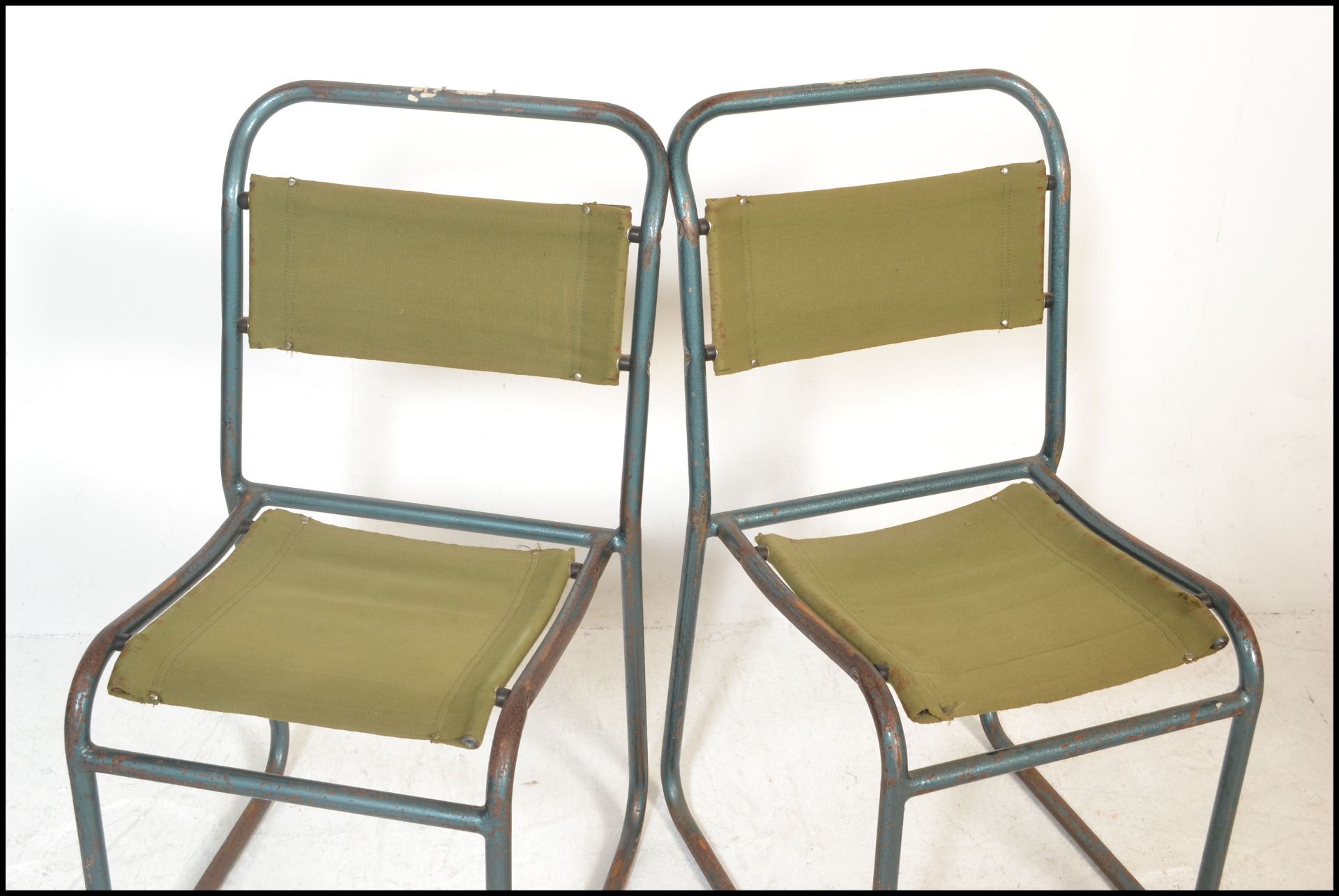 A set of four vintage mid 20th Century metal tubular stacking chairs, original canvas seat pads - Bild 4 aus 7