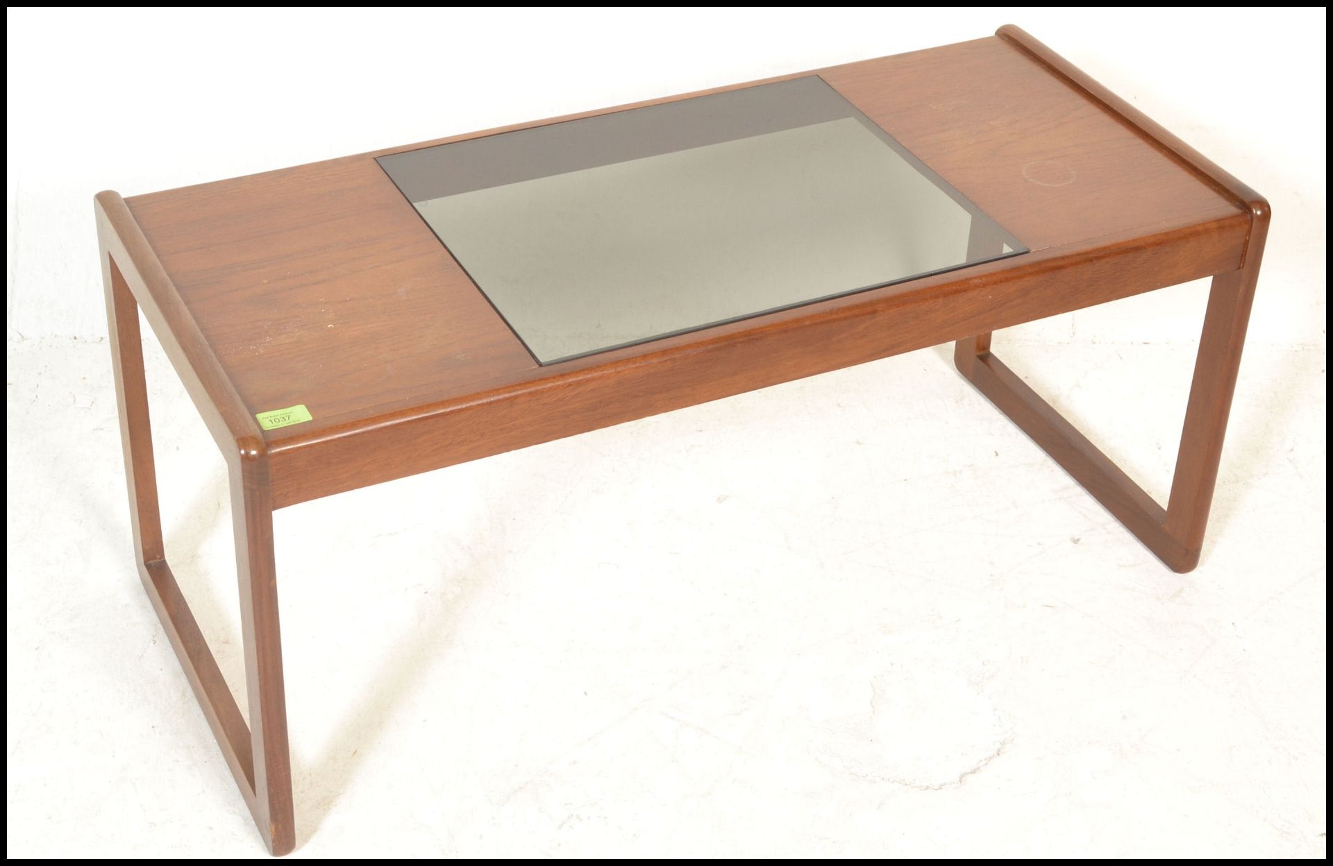 A mid century, Danish influence teak wood coffee rectangular long john coffee table. Raised on - Bild 2 aus 5