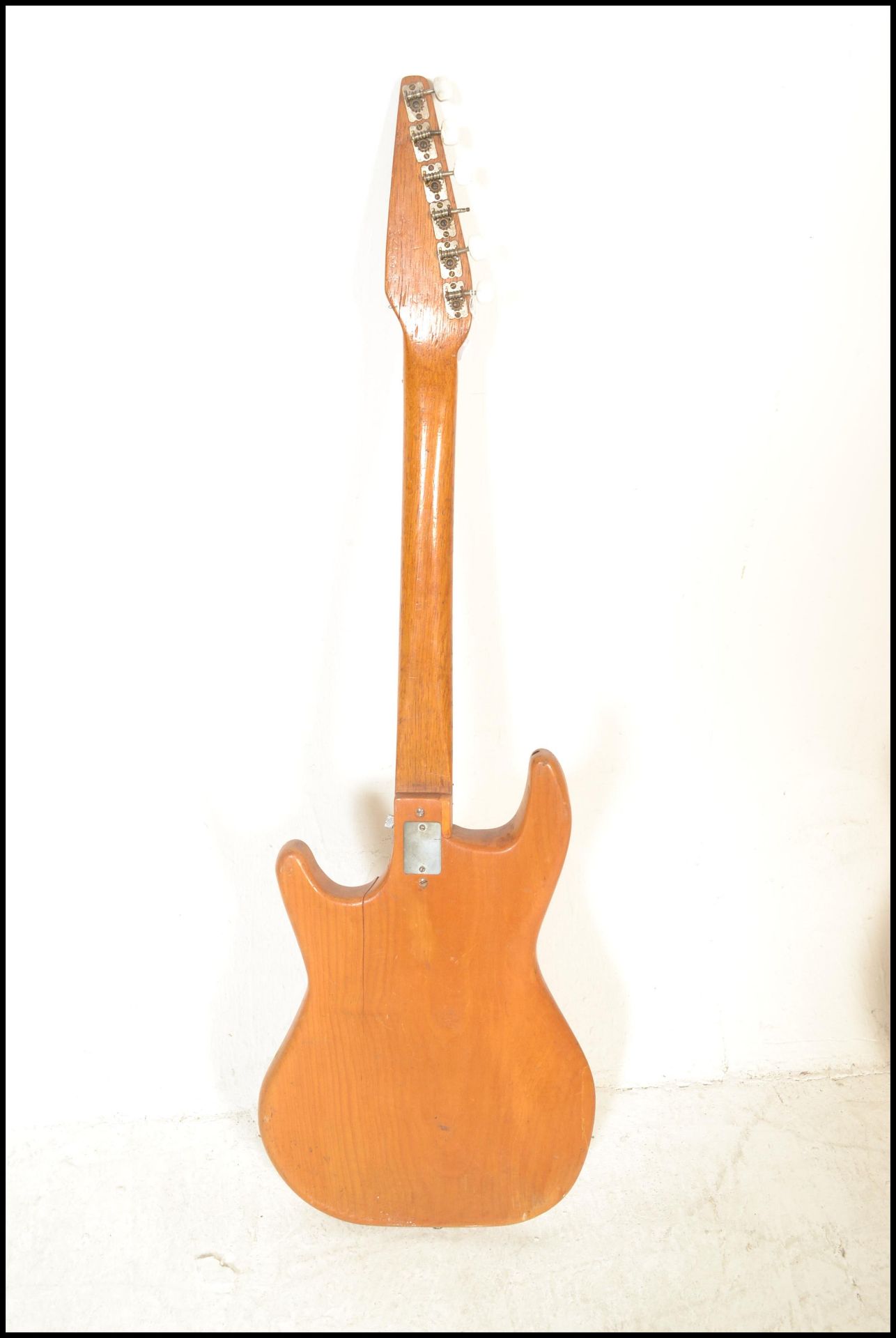 A mid 20th Century 1950's homemade six string electric guitar, having white scratch plate and oak - Bild 4 aus 4