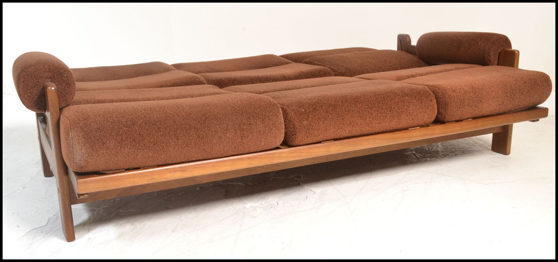 A retro 1960's Danish inspired teak wood day bed sofa. The turned legs supporting a fold down bed - Bild 5 aus 7