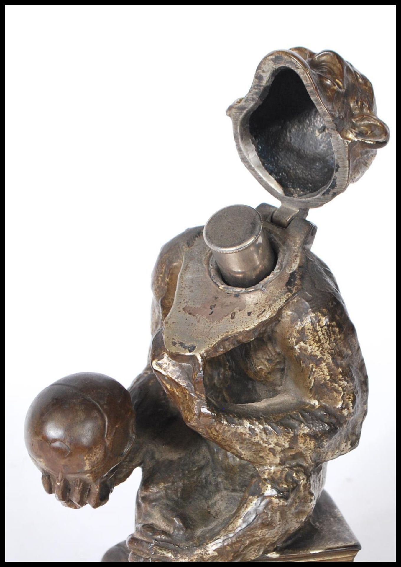A Darwinian style cast metal novelty table cigarette / cigar lighter, in the form of a seated monkey - Image 6 of 8