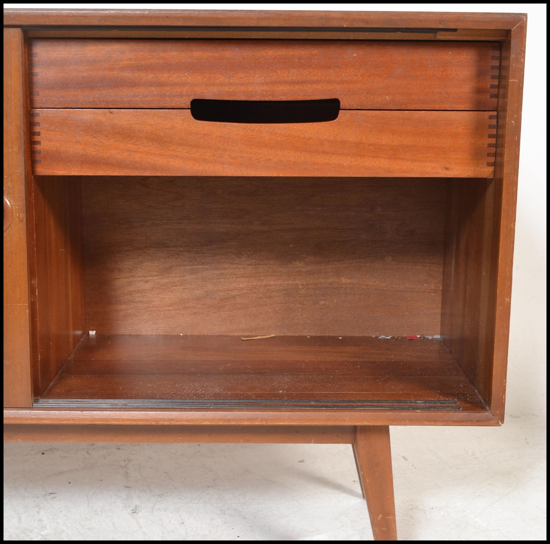 A vintage mid 20th Century Vanson walnut sideboard / credenza having twin doors to the front opening - Bild 5 aus 5