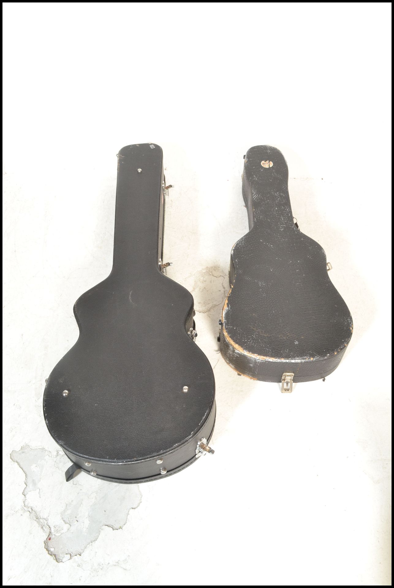 Two black faux leather guitar cases one having red velvet interior and lock catches, together with - Bild 6 aus 6