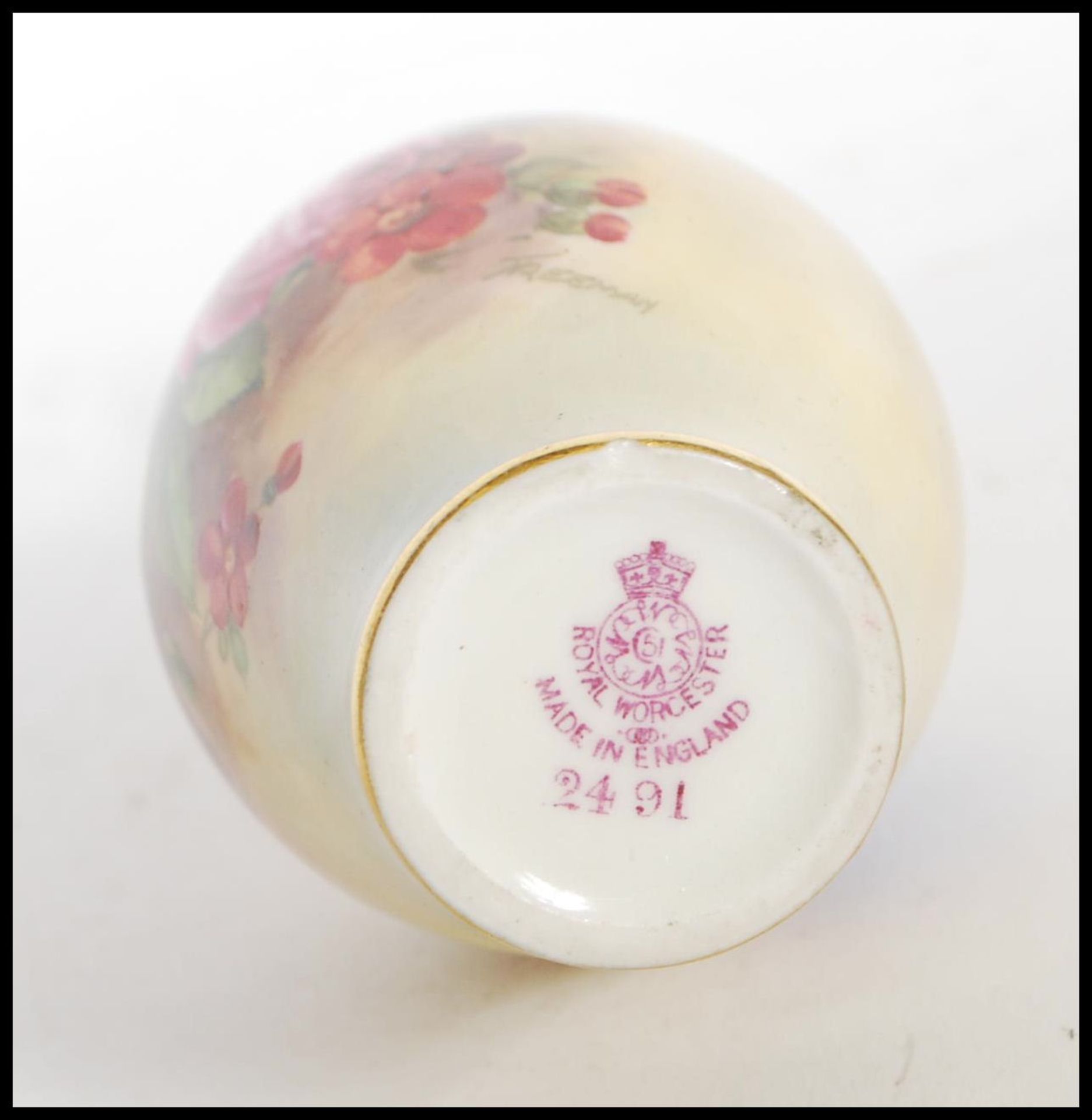 A mid 20th Century J Freeman for Royal Worcester stem vase, being hand painted with floral sprays - Bild 6 aus 7