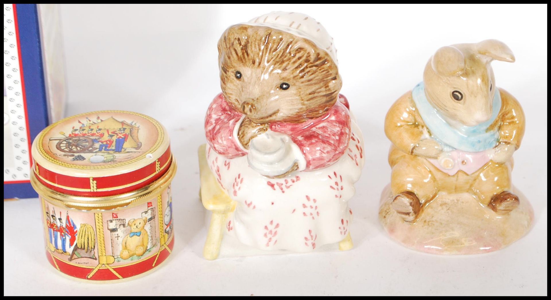 A collection of Beatrix Potter Bunnykins figures to include figures by Beswick, Royal albert etc - Bild 5 aus 6