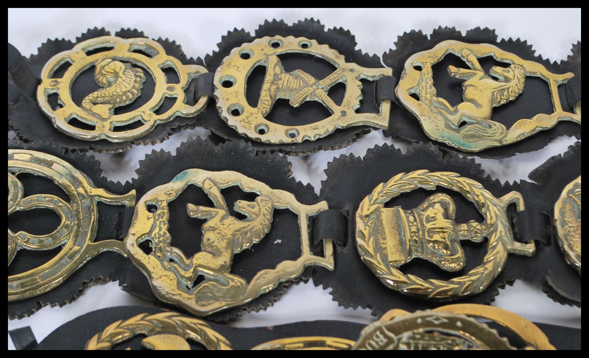A collection of 20th Century horse brasses to include souvenir badges for Stratford upon Avon, - Bild 6 aus 11