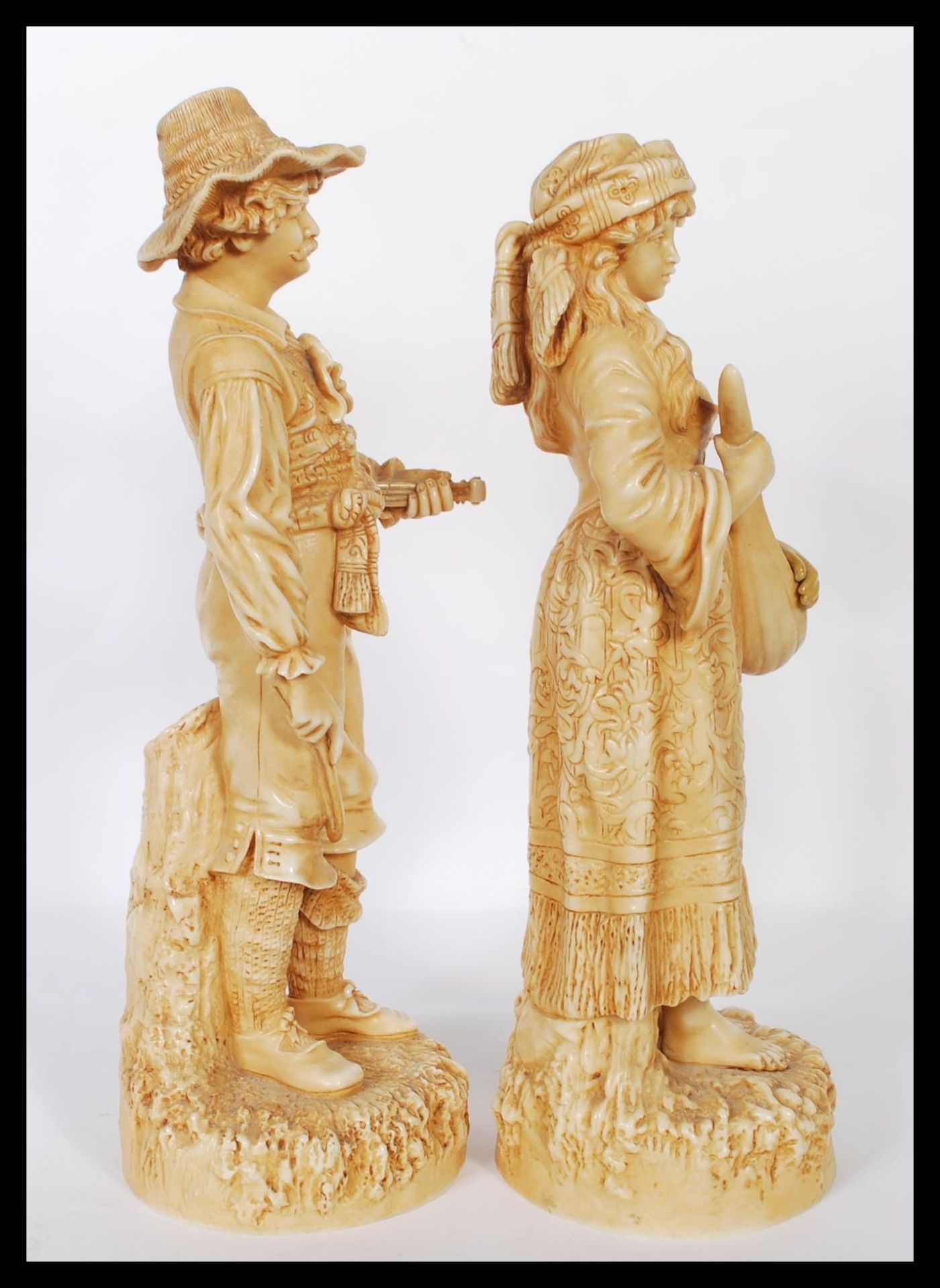 A Pair of 19th century parian Robinson and Leadbeater gypsy musicians identical to those owned by - Bild 2 aus 7