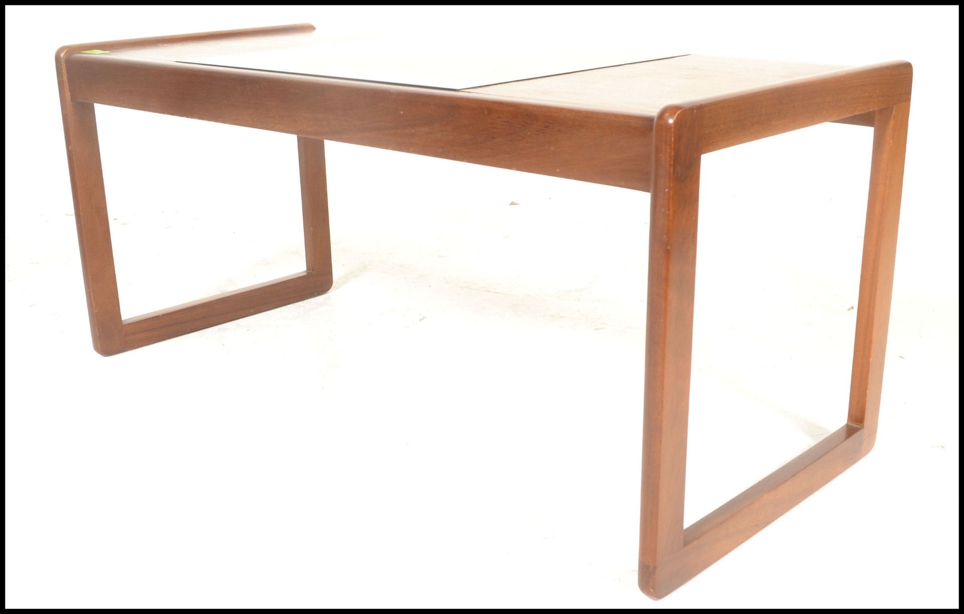 A mid century, Danish influence teak wood coffee rectangular long john coffee table. Raised on - Bild 5 aus 5