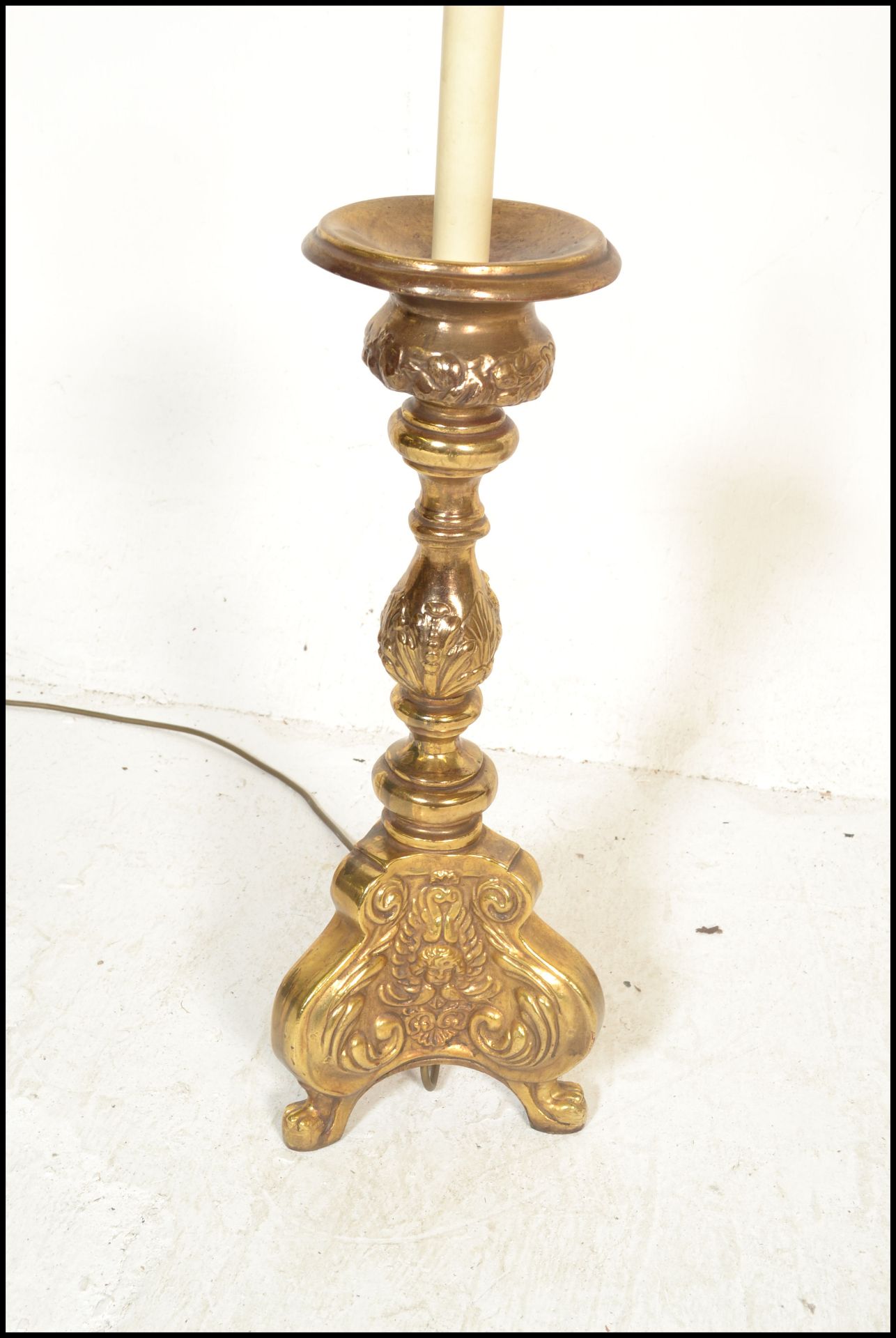 A pair of 20th Century gilt wood carved electric table lamps in the Rococo taste, raised on scrolled - Bild 4 aus 5