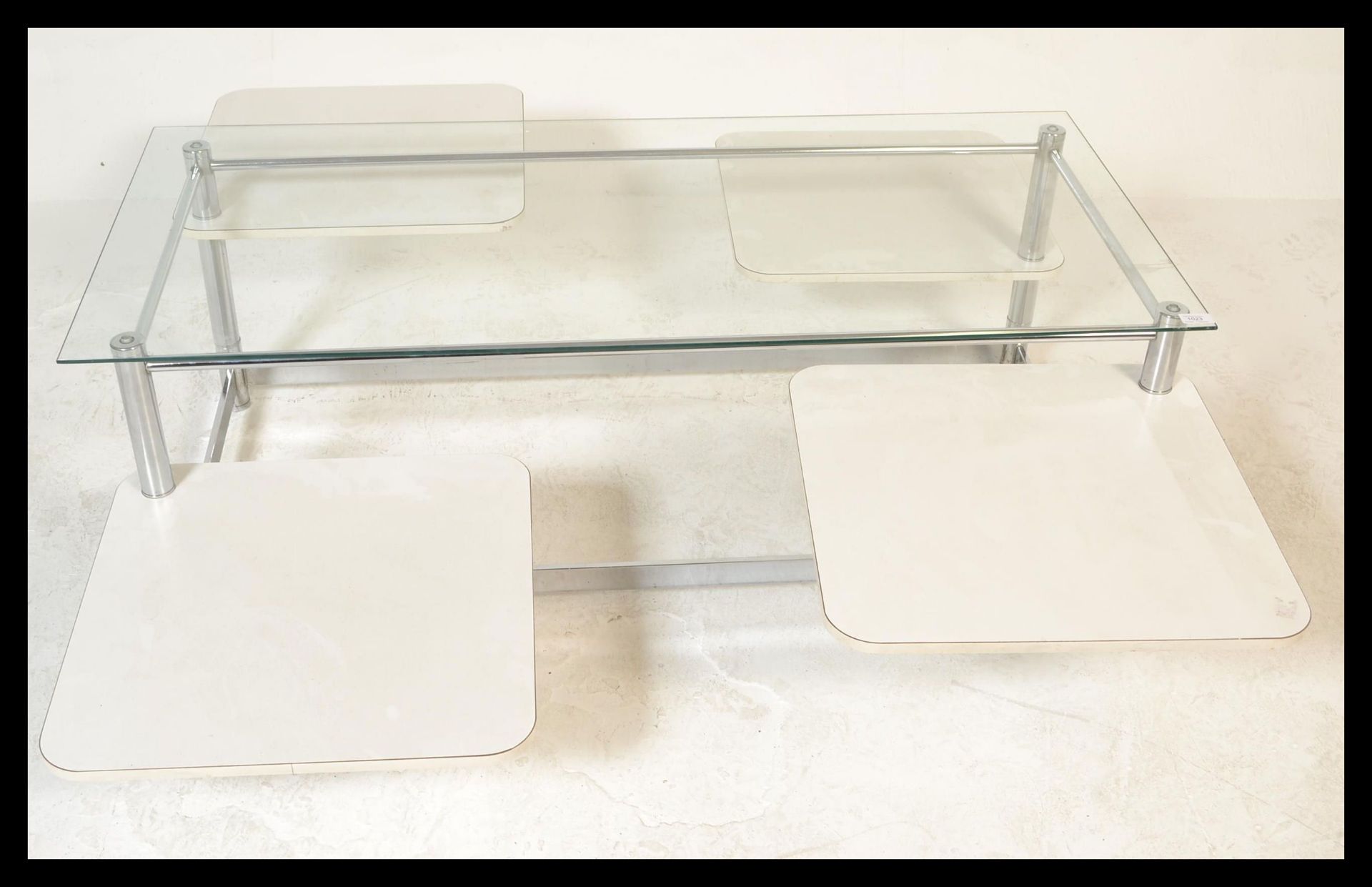A retro 20th Century circa 1980's glass topped rectangular coffee table raised on chrome supports - Bild 4 aus 8