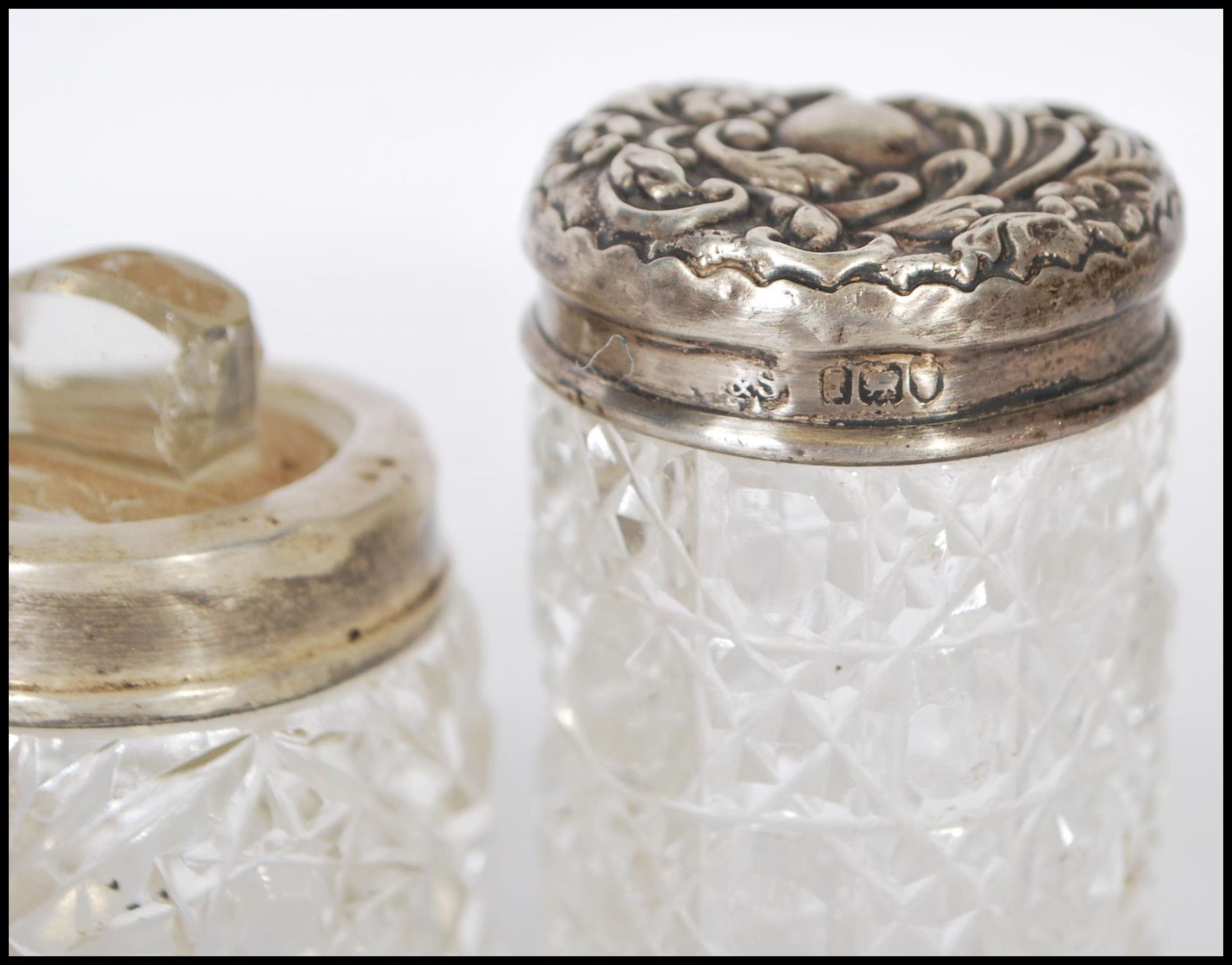 A group of early 20th Century silver topped and cut glass bodied dressing table pots, most having - Bild 11 aus 11