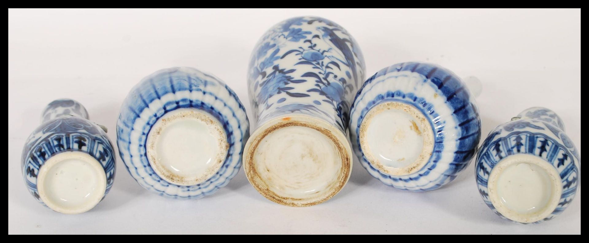 A group of 19th Century Japanese small blue and white ceramics to include a temple jar with a - Bild 8 aus 8