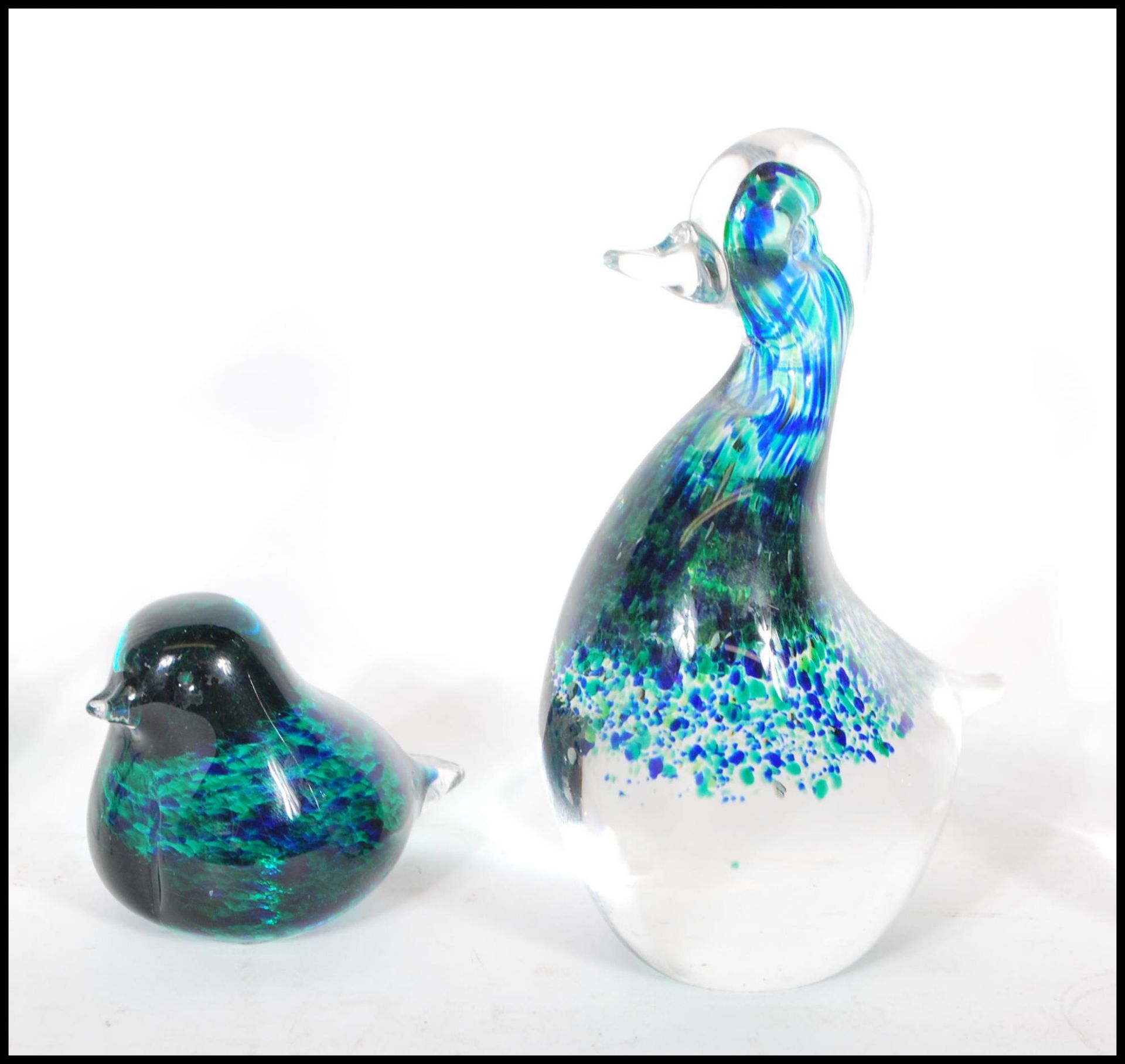 A collection of 20th Century studio glass paperweights in the form of birds to include two - Bild 3 aus 5