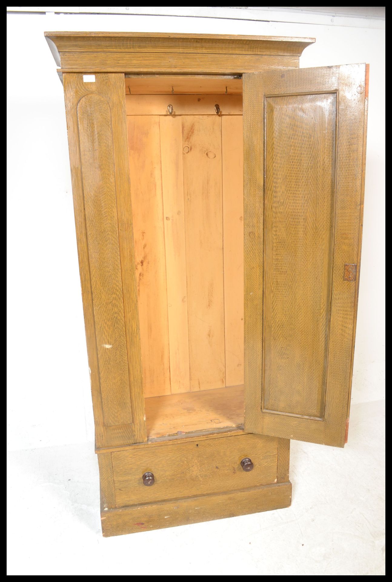 A 19th Century Victorian single bachelors wardrobe - Bild 3 aus 6