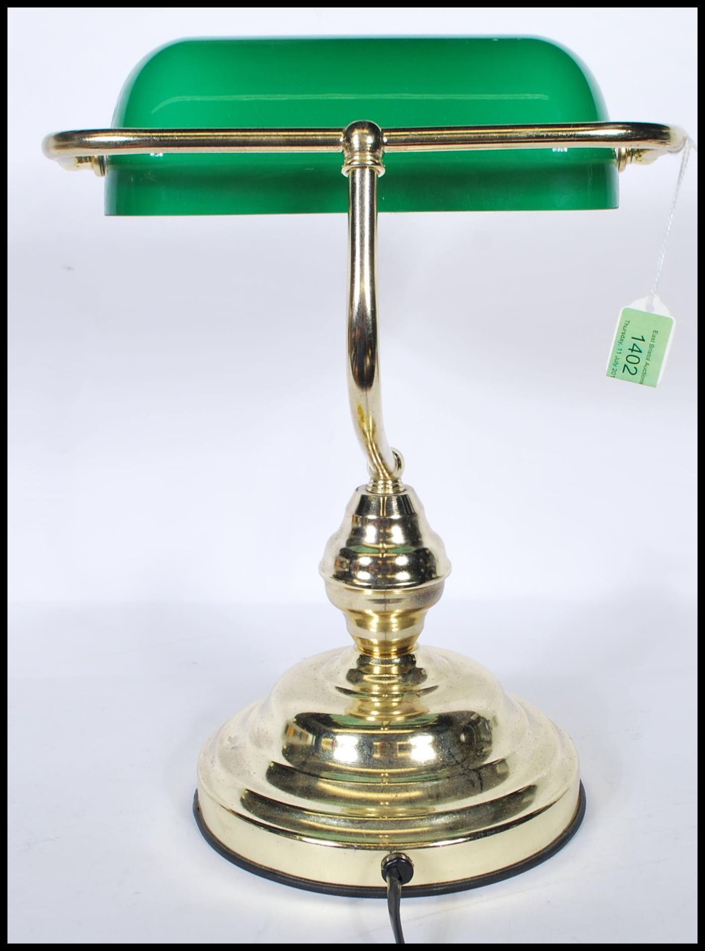 A vintage style bankers desk lamp having an adjustable green glass shade raised on a brass support - Bild 3 aus 4