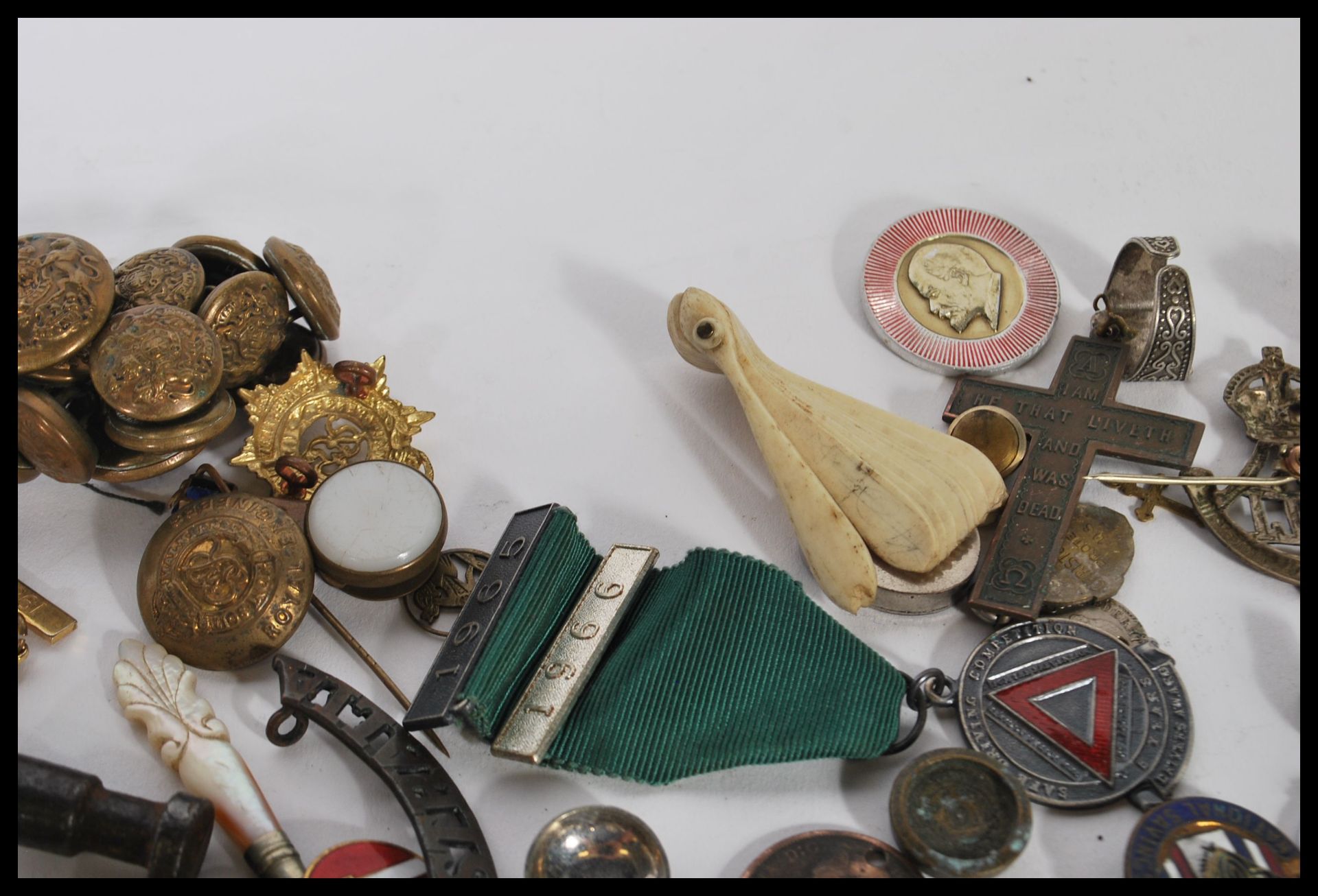 A collection of vintage 20th Century collectible jewellery items to include mixed enamelled cap - Image 9 of 10