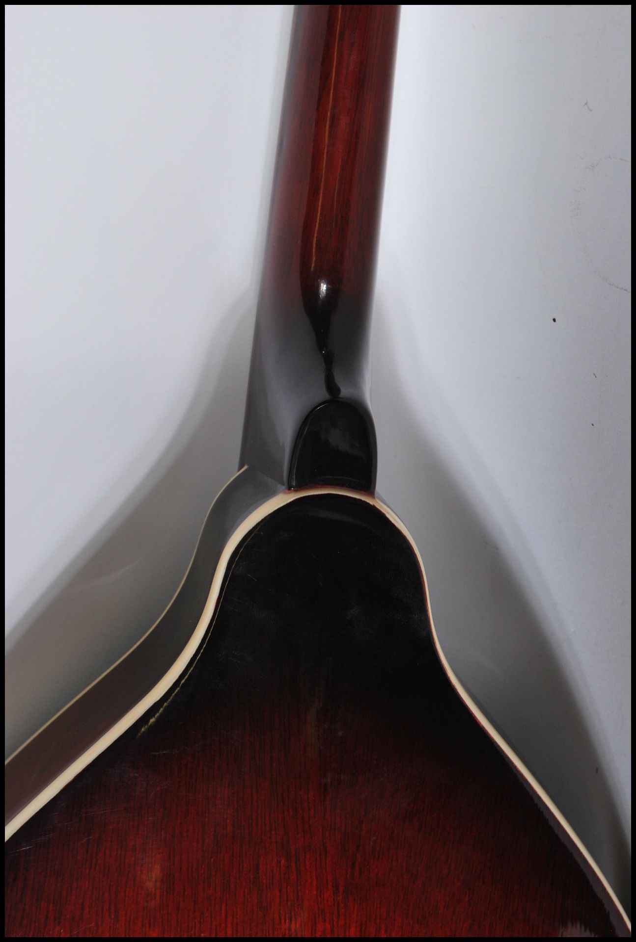 An electric eight string mandolin by Sonata having a shaped dark red body and white borders, with - Bild 7 aus 8